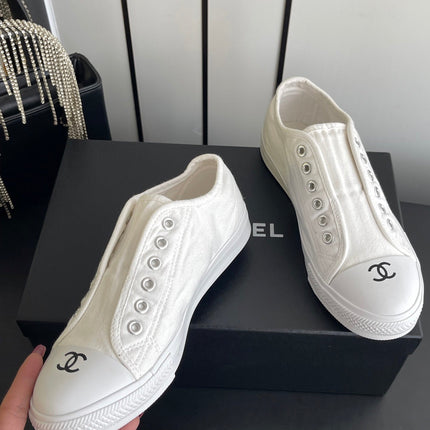 CHANEL 26S LOW TOP SNEAKERS IN WHITE CANVAS