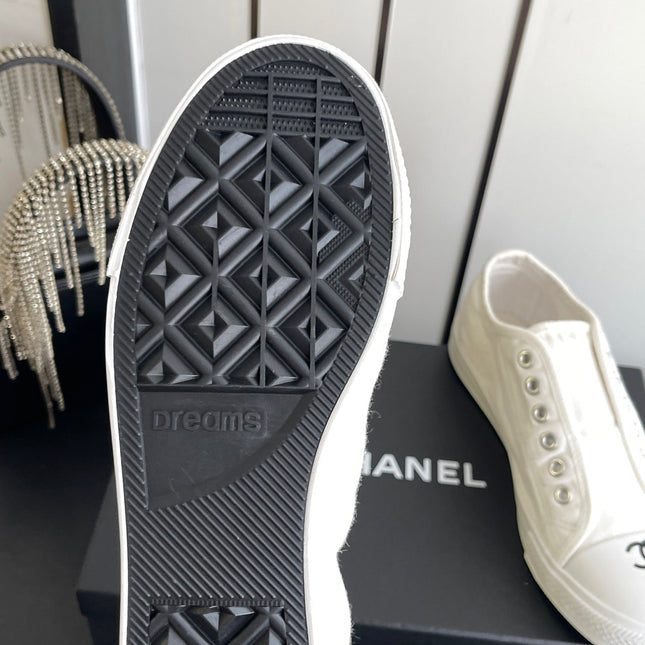 CHANEL 26S LOW TOP SNEAKERS IN WHITE CANVAS