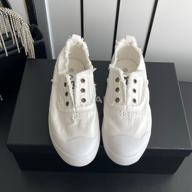 CHANEL 26S LOW TOP SNEAKERS IN WHITE FRAYED CANVAS