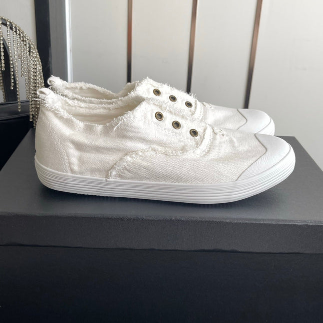CHANEL 26S LOW TOP SNEAKERS IN WHITE FRAYED CANVAS