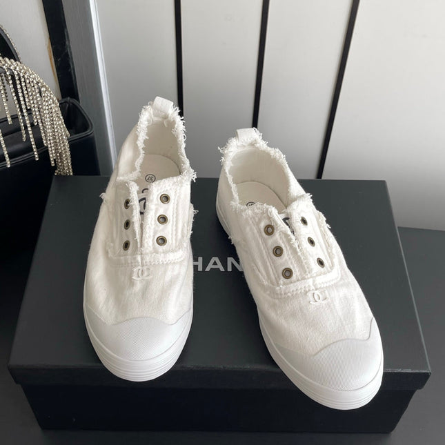 CHANEL 26S LOW TOP SNEAKERS IN WHITE FRAYED CANVAS