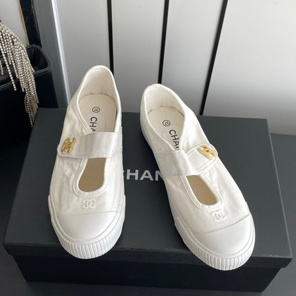 CHANEL 26S MARY JANE SNEAKERS IN WHITE CANVAS WITH GOLD-TONE METAL CC LOGO
