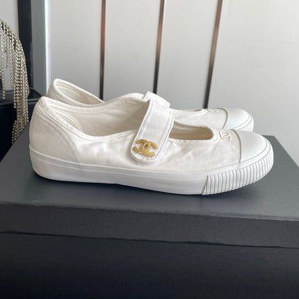 CHANEL 26S MARY JANE SNEAKERS IN WHITE CANVAS WITH GOLD-TONE METAL CC LOGO