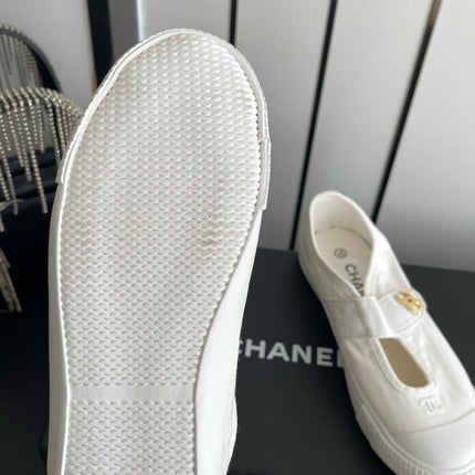 CHANEL 26S MARY JANE SNEAKERS IN WHITE CANVAS WITH GOLD-TONE METAL CC LOGO