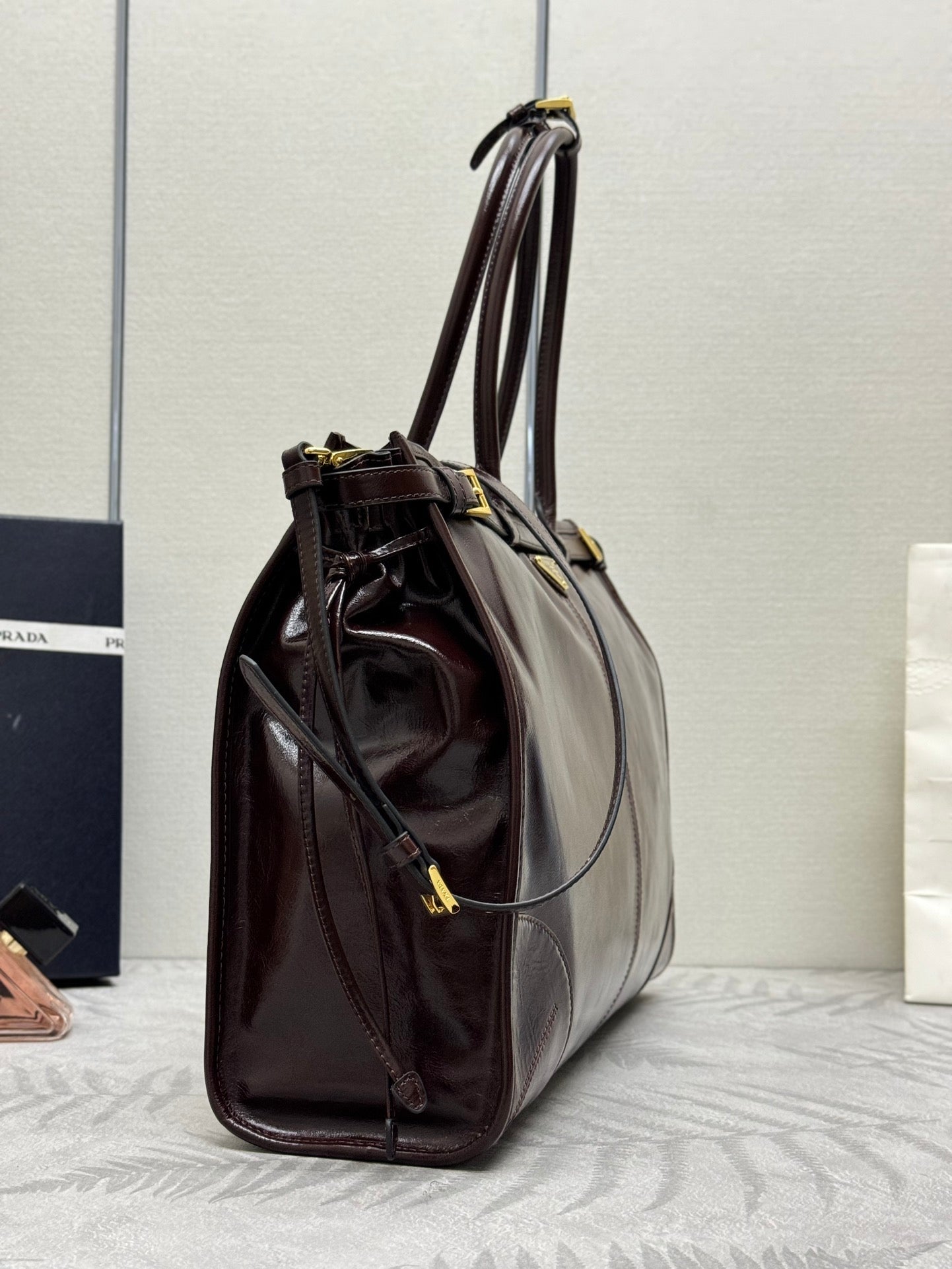 PRADA 25S BONNIE EXTRA-LARGE 42 IN DARK BROWN GLOSSY CALFSKIN GOLD HARDWARE