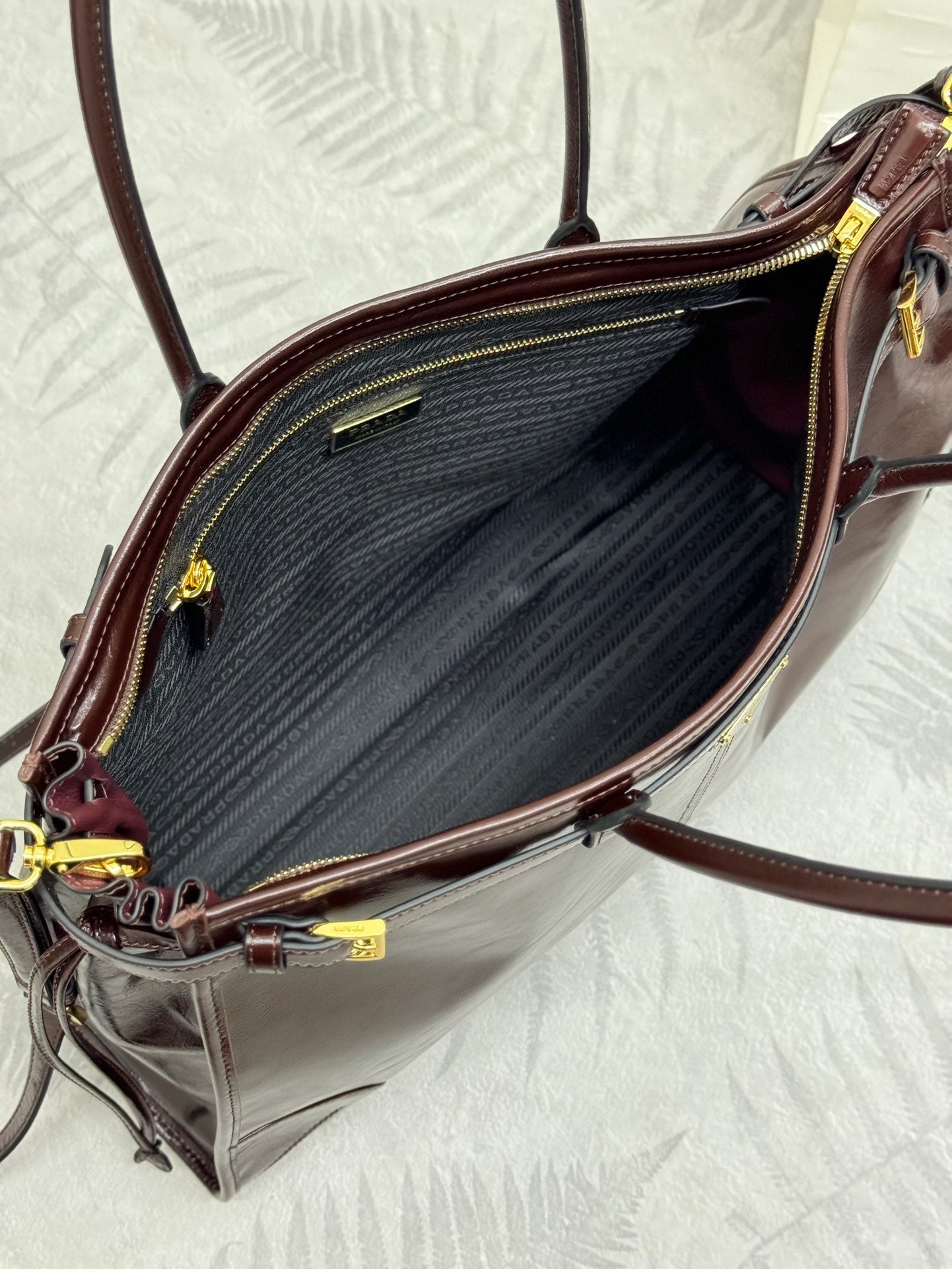 PRADA 25S BONNIE EXTRA-LARGE 42 IN DARK BROWN GLOSSY CALFSKIN GOLD HARDWARE