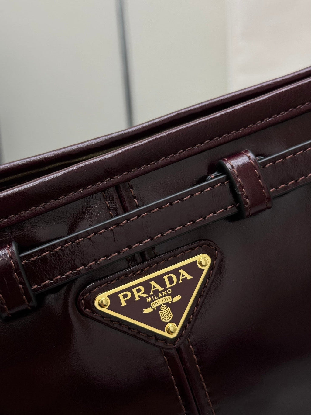 PRADA 25S BONNIE SMALL SHOULDER BAG 26 IN BURGUNDY GLOSSY CALFSKIN GOLD HARDWARE