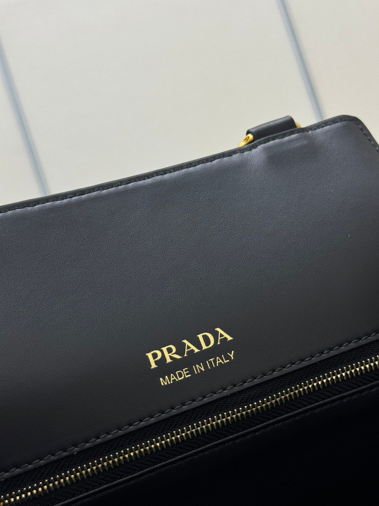 PRADA 26S CAREY MEDIUM HANDBAG 31 IN BLACK LEATHER