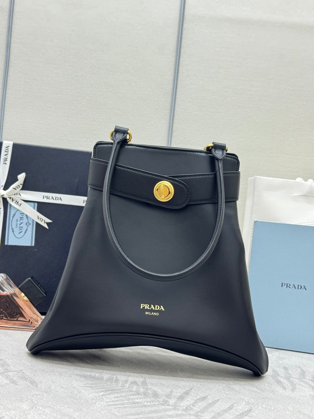 PRADA 26S CAREY MEDIUM HANDBAG 31 IN BLACK LEATHER