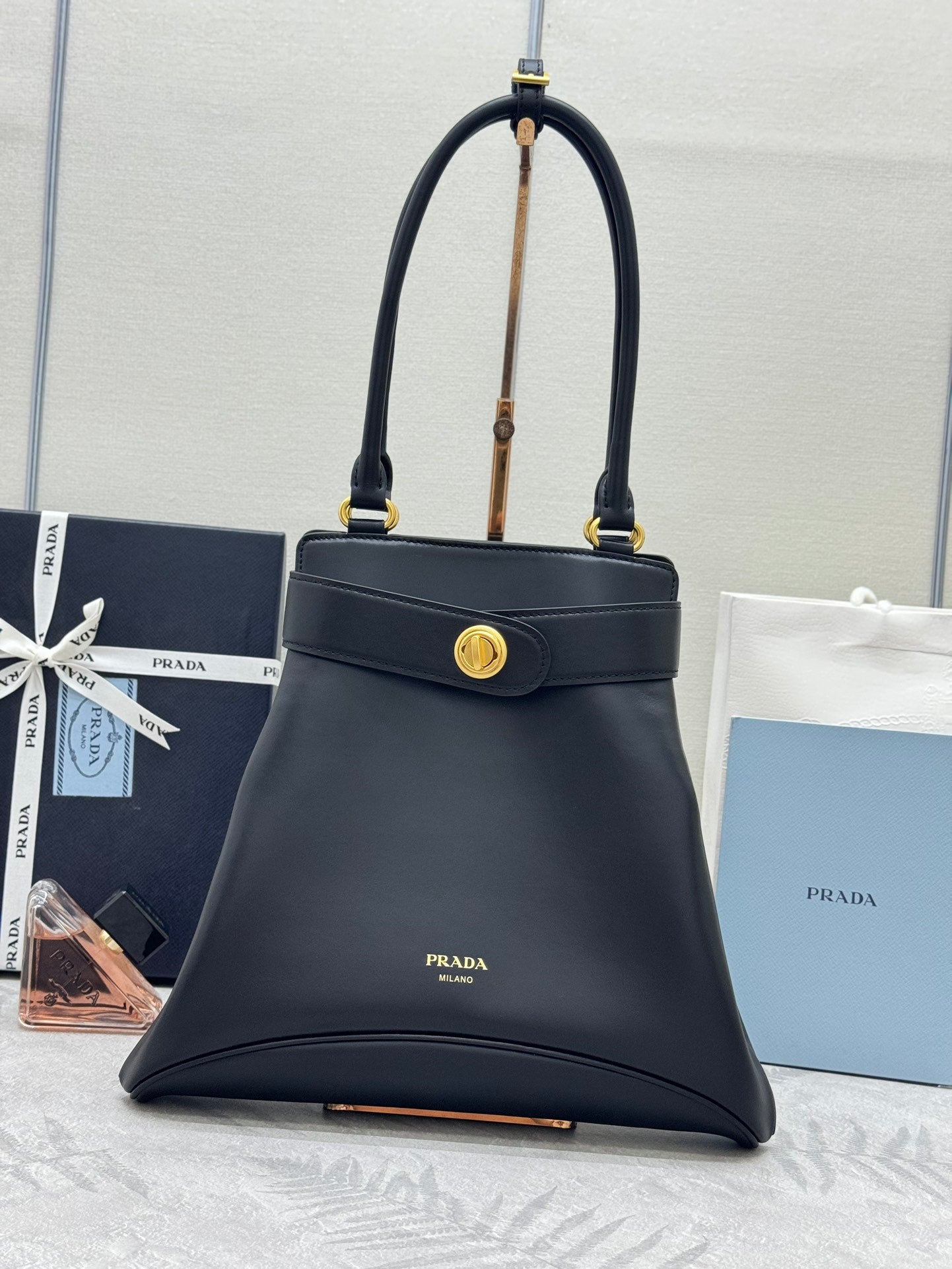 PRADA 26S CAREY MEDIUM HANDBAG 31 IN BLACK LEATHER