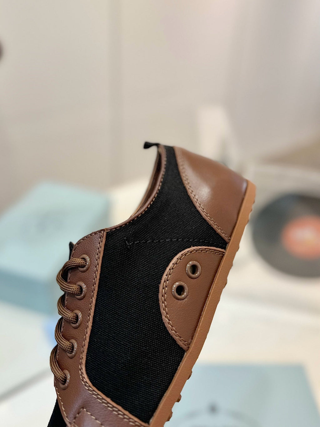 SNEAKERS IN BROWN LAMBSKIN AND BLACK CANVAS