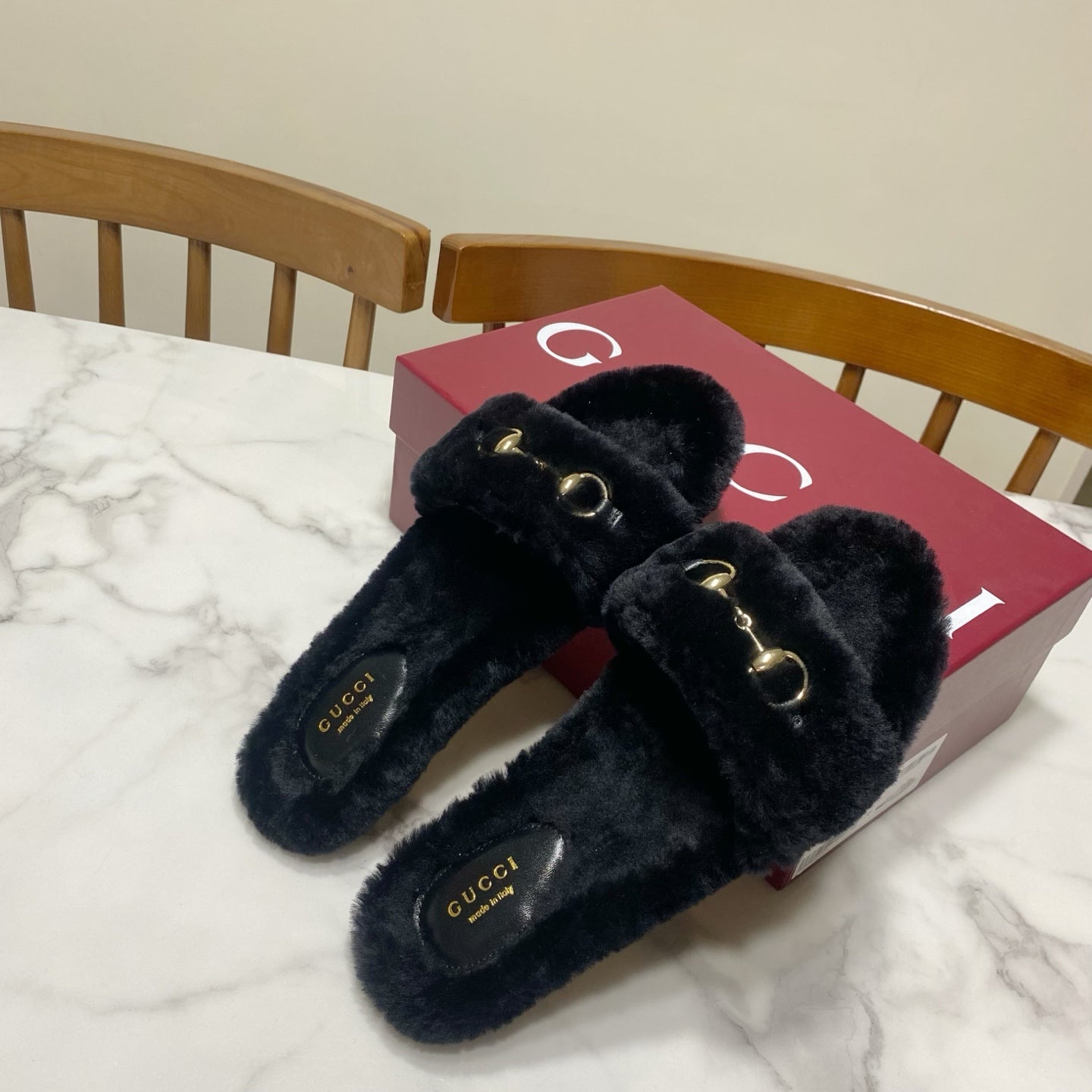 GUCCI 26S HORSEBIT MULES IN BLACK SHEARLING