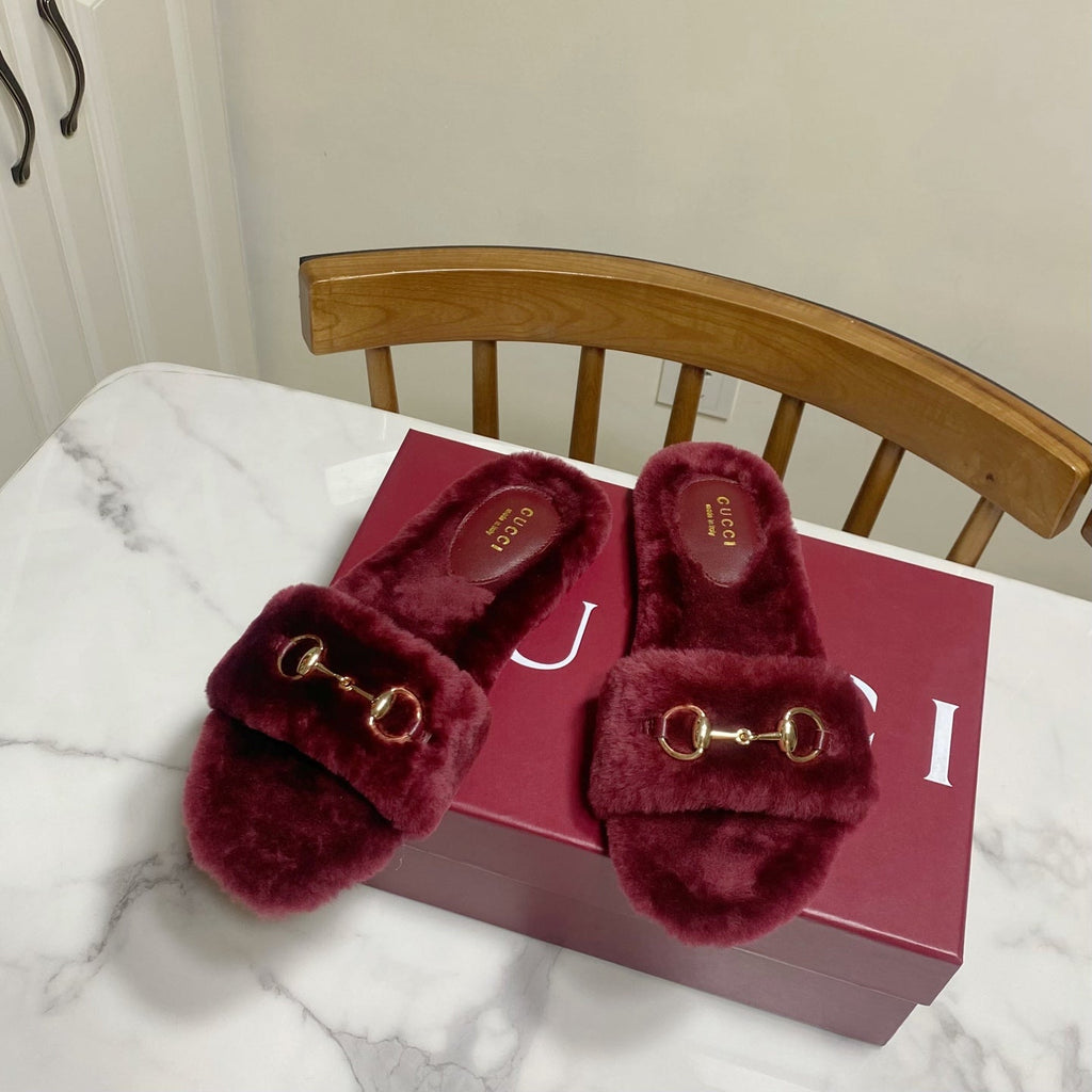 GUCCI 26S HORSEBIT MULES IN DARK RED SHEARLING