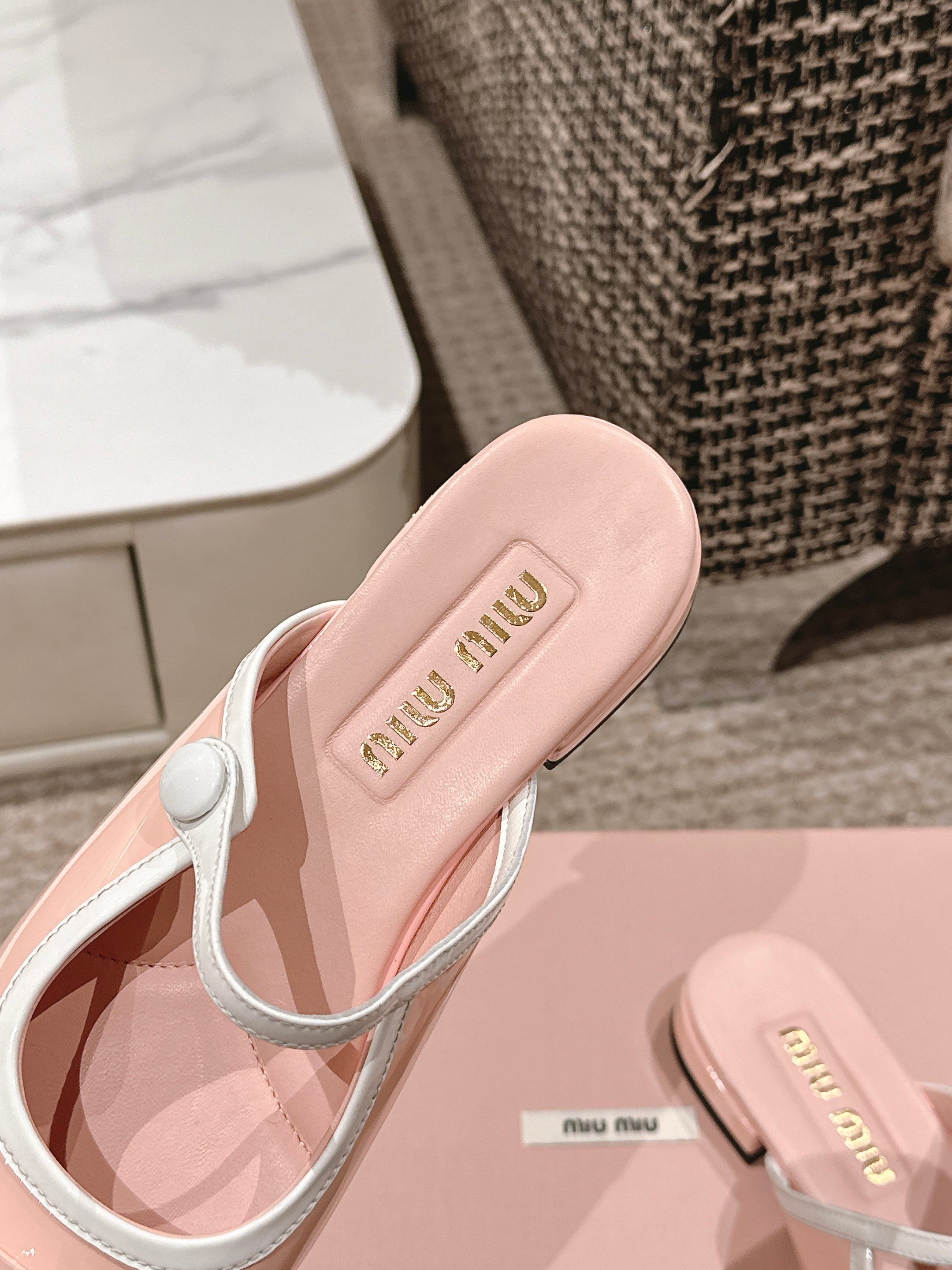 FLAT MULE IN PALE PINK PATENT CALFSKIN