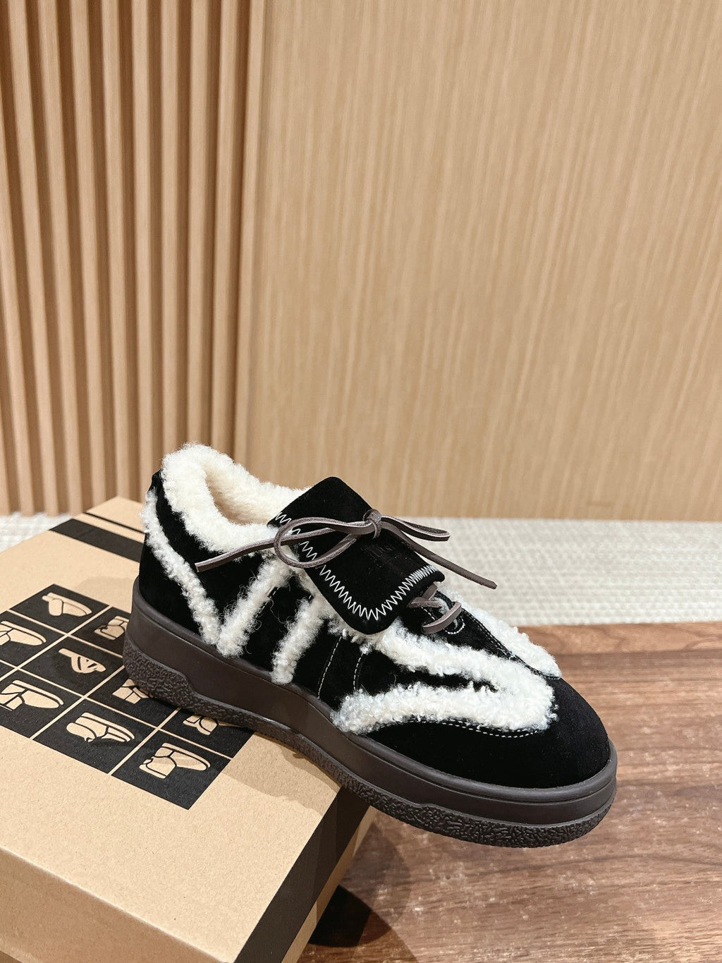 PLATFORM SNEAKER IN BLACK SUEDE AND FLEECE LINING