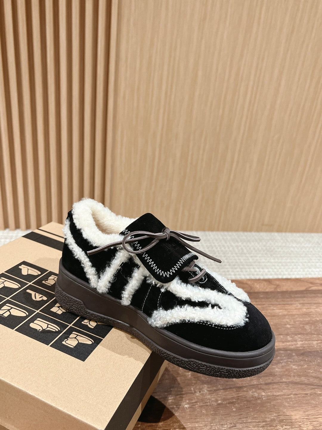 PLATFORM SNEAKER IN BLACK SUEDE AND FLEECE LINING