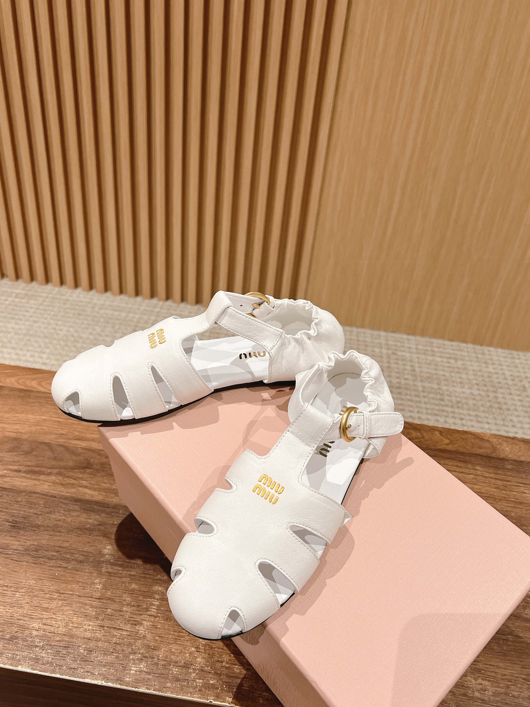 FISHERMAN BUCKLE SANDALS IN WHITE LAMBSKIN