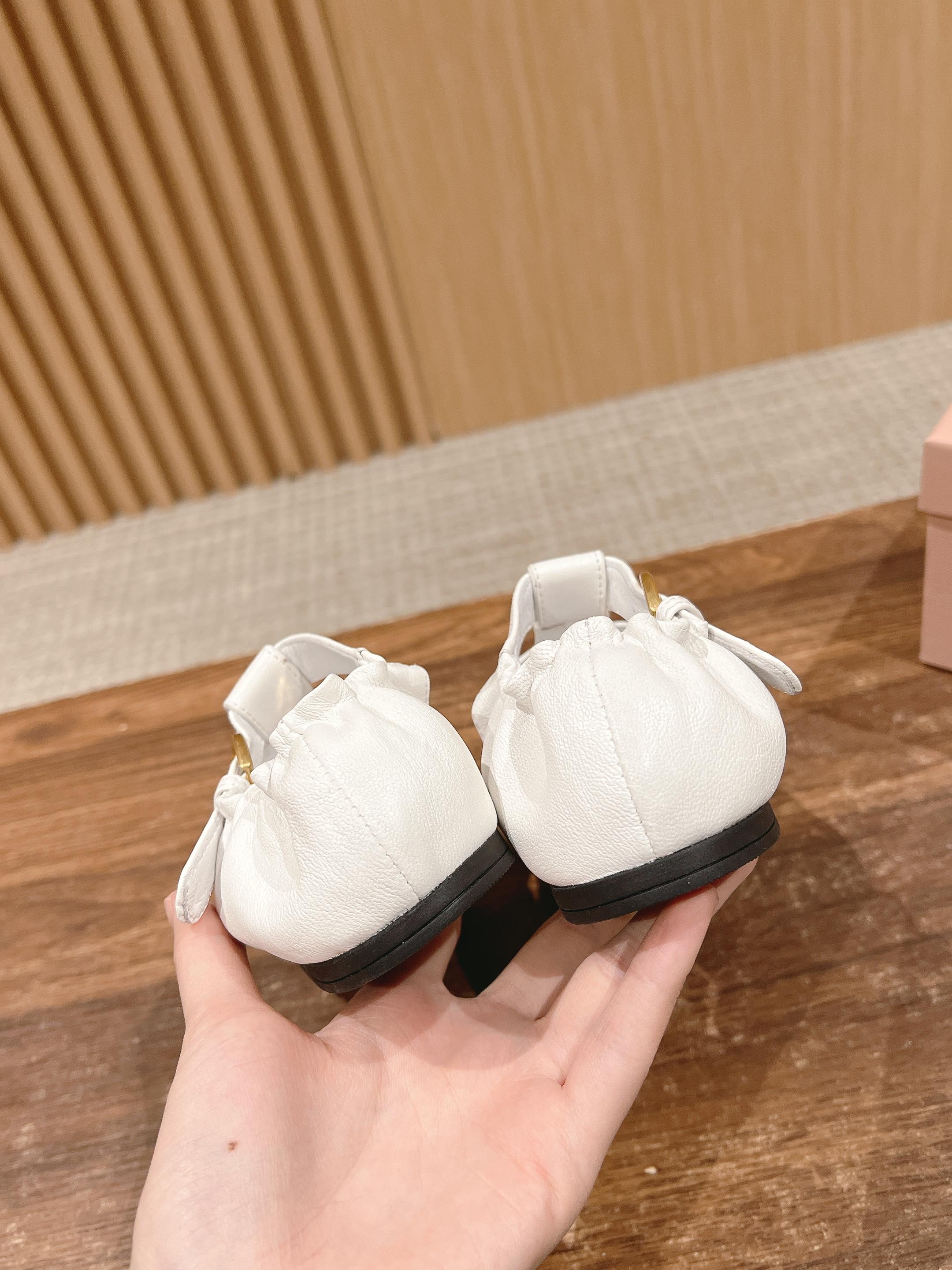 FISHERMAN BUCKLE SANDALS IN WHITE LAMBSKIN