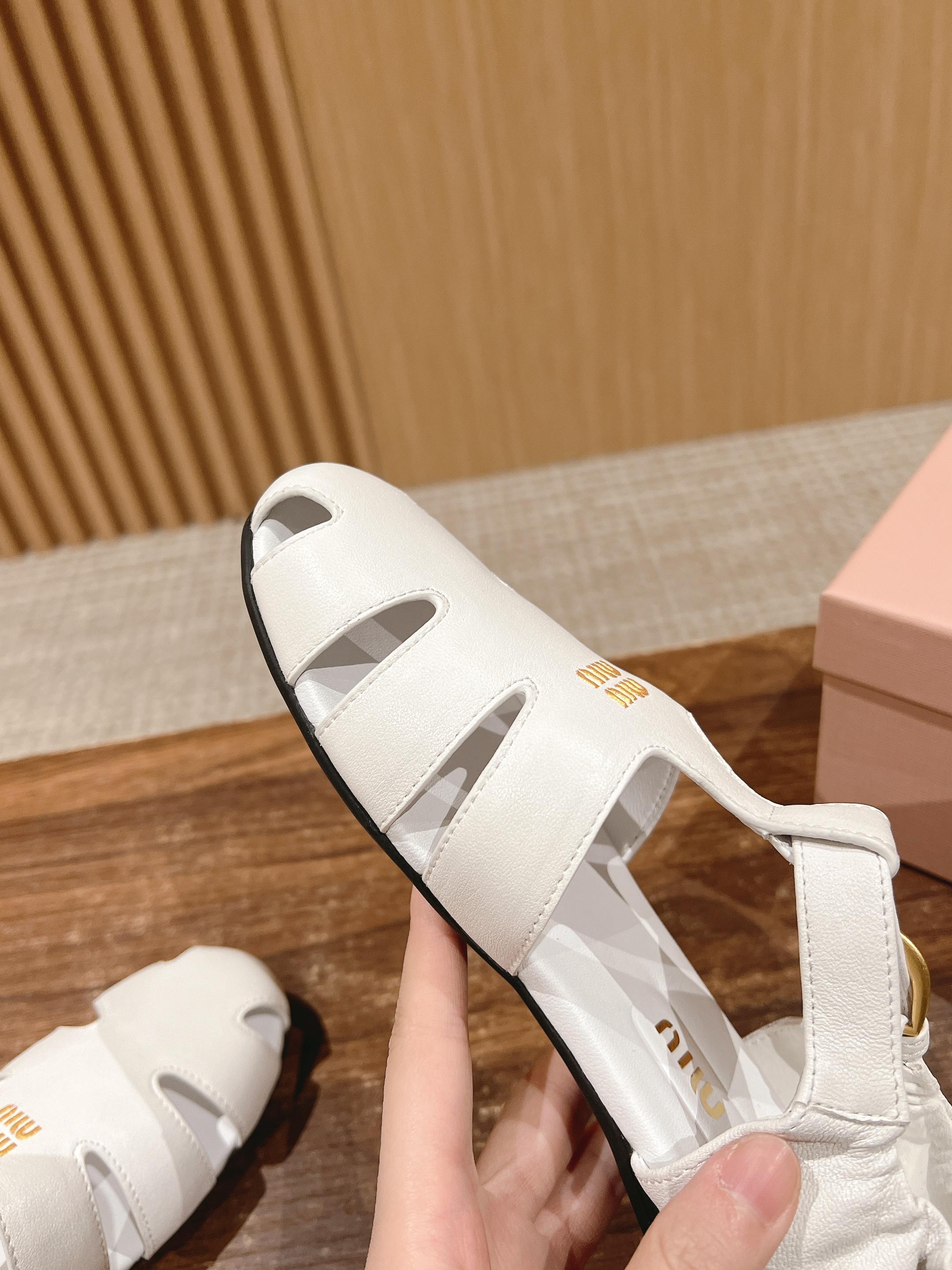 FISHERMAN BUCKLE SANDALS IN WHITE LAMBSKIN