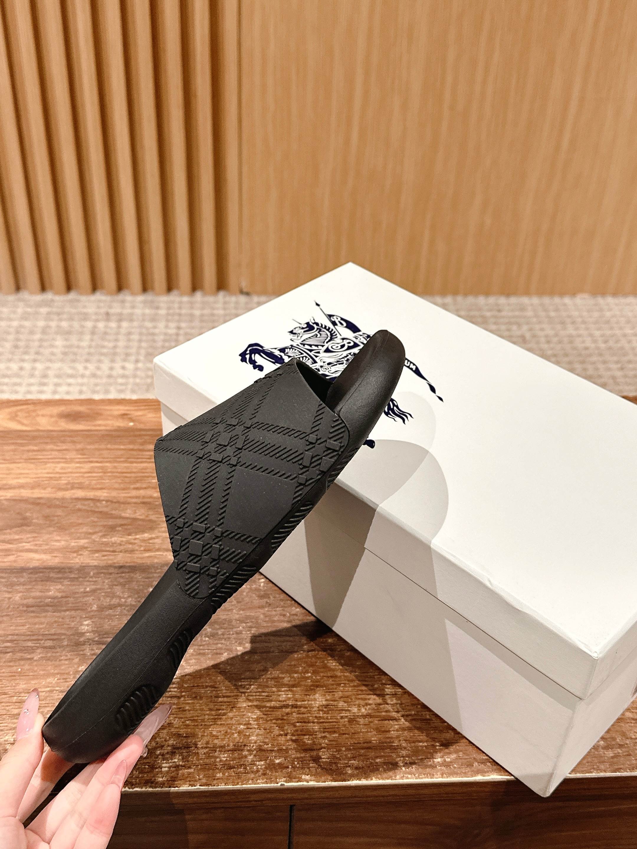 BURBERRY 26S SLIDE SANDALS IN BLACK CALFSKIN