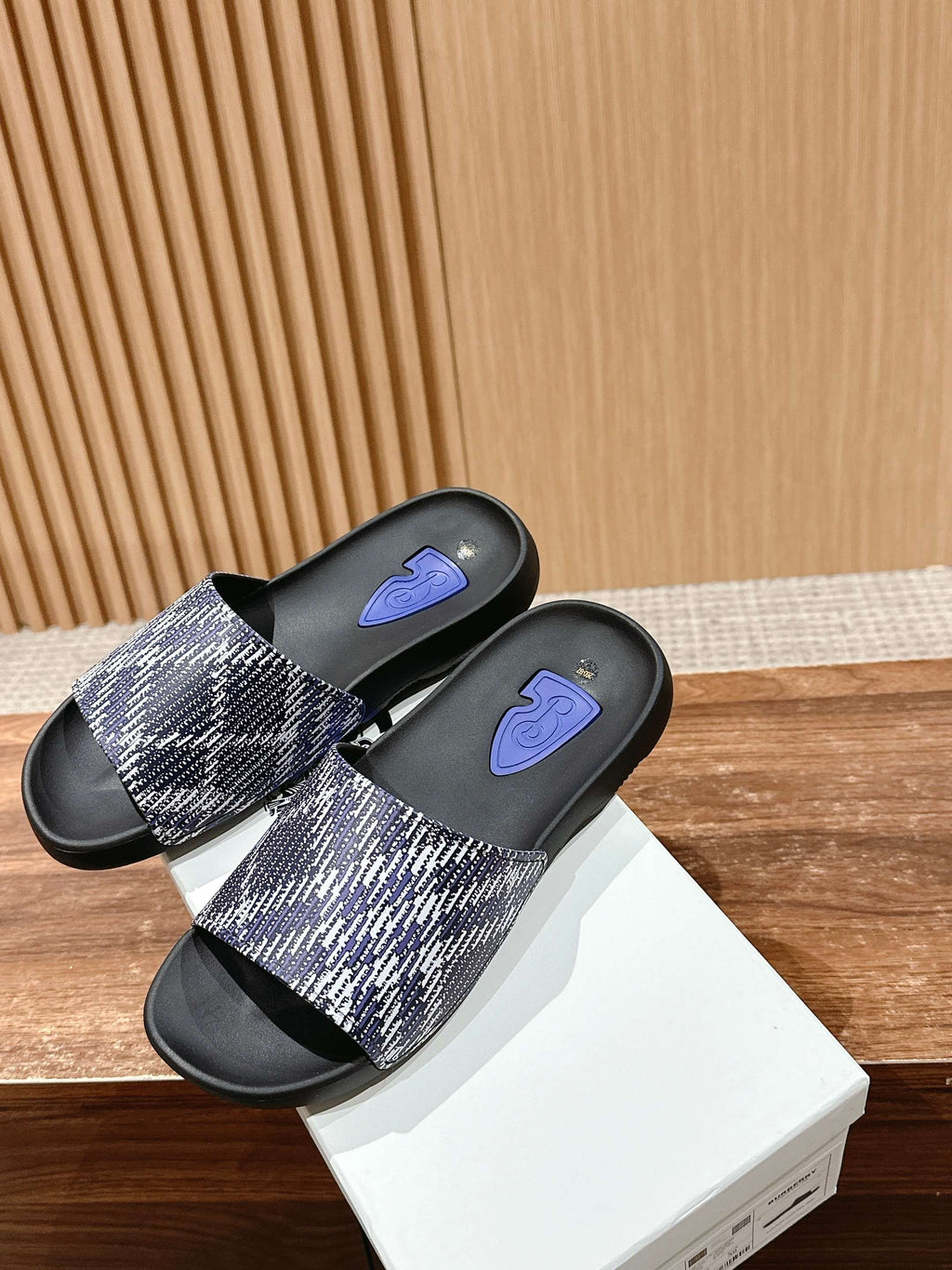 BURBERRY 26S SLIDE SANDALS IN BLACK AND BLUE CALFSKIN