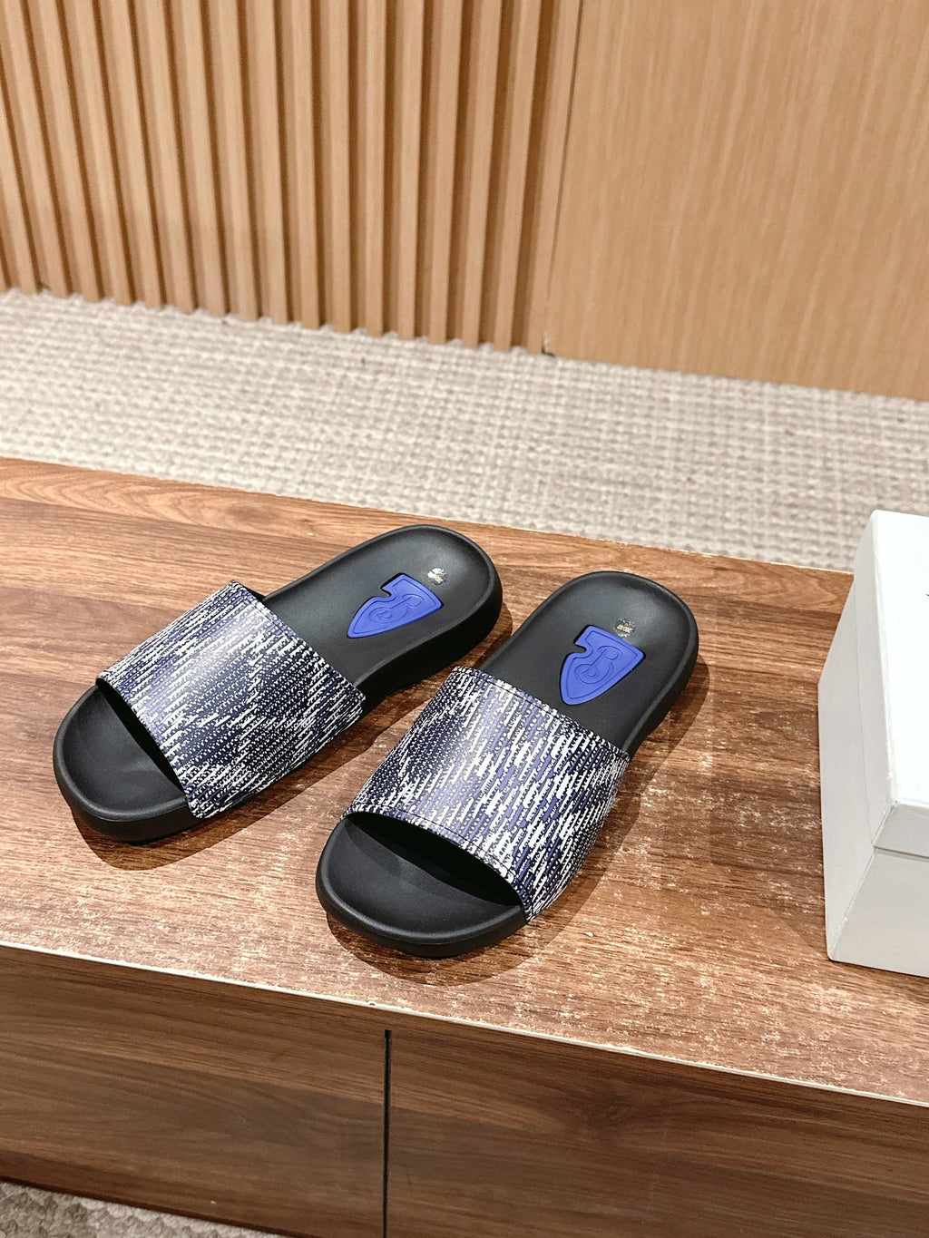 BURBERRY 26S SLIDE SANDALS IN BLACK AND BLUE CALFSKIN