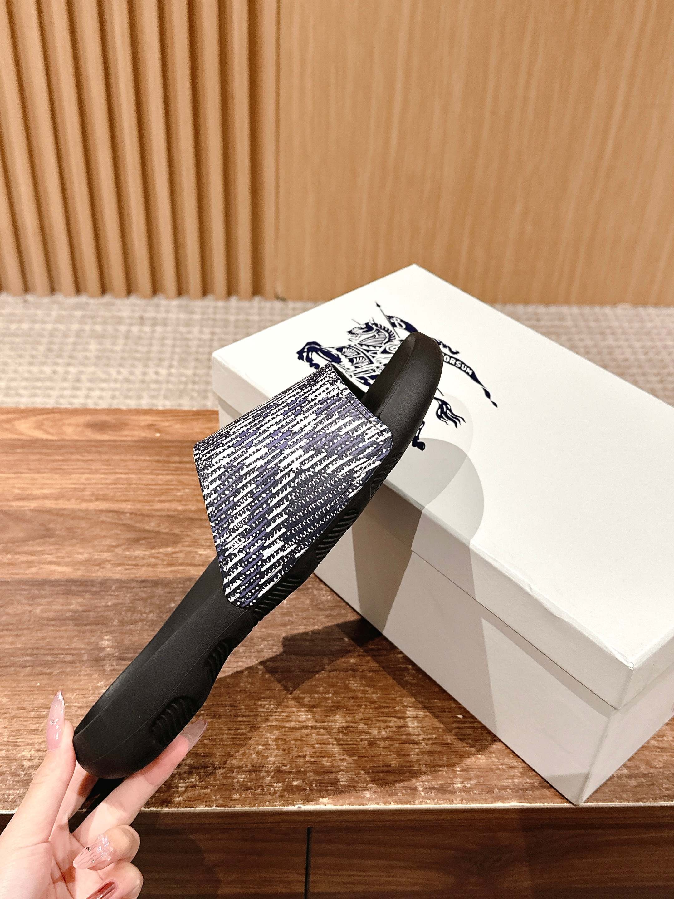BURBERRY 26S SLIDE SANDALS IN BLACK AND BLUE CALFSKIN