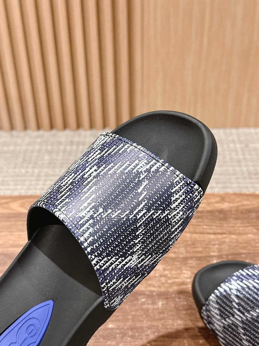 BURBERRY 26S SLIDE SANDALS IN BLACK AND BLUE CALFSKIN