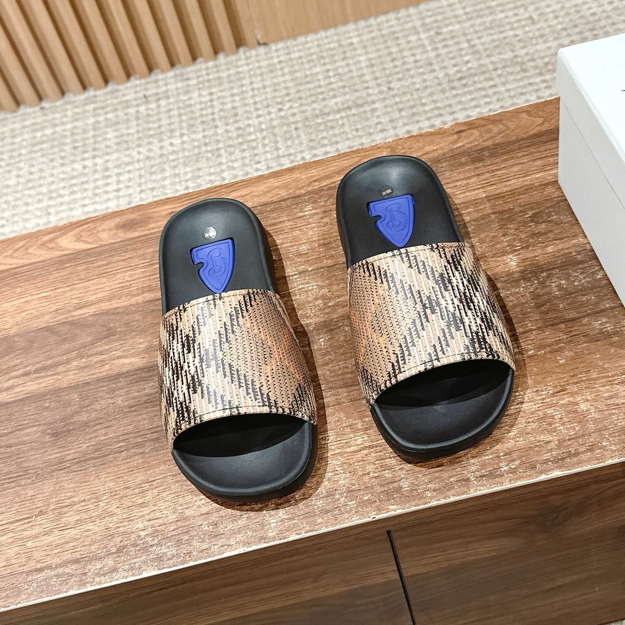 BURBERRY 26S SLIDE SANDALS IN BLACK AND BEIGE CALFSKIN