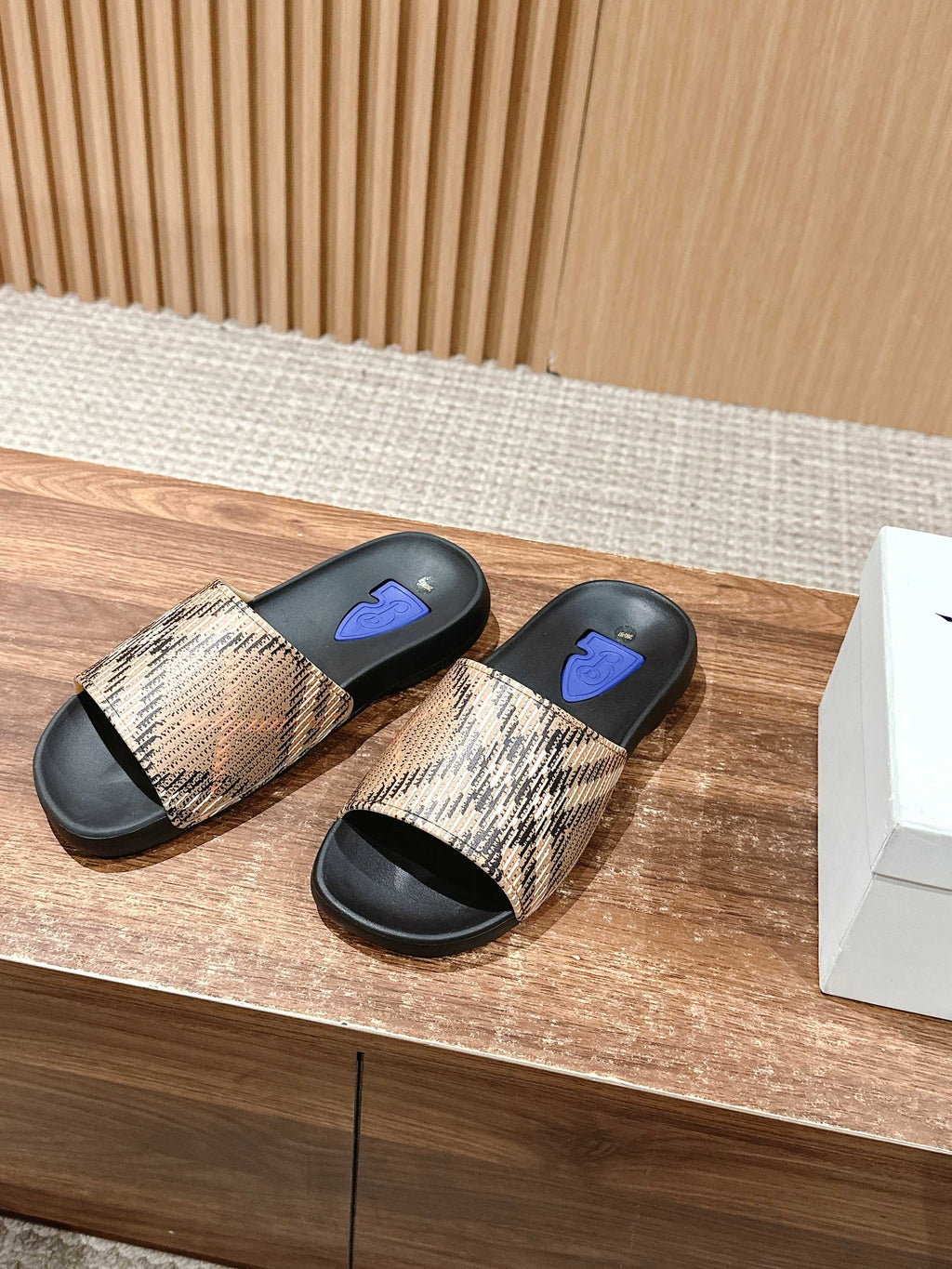 BURBERRY 26S SLIDE SANDALS IN BLACK AND BEIGE CALFSKIN