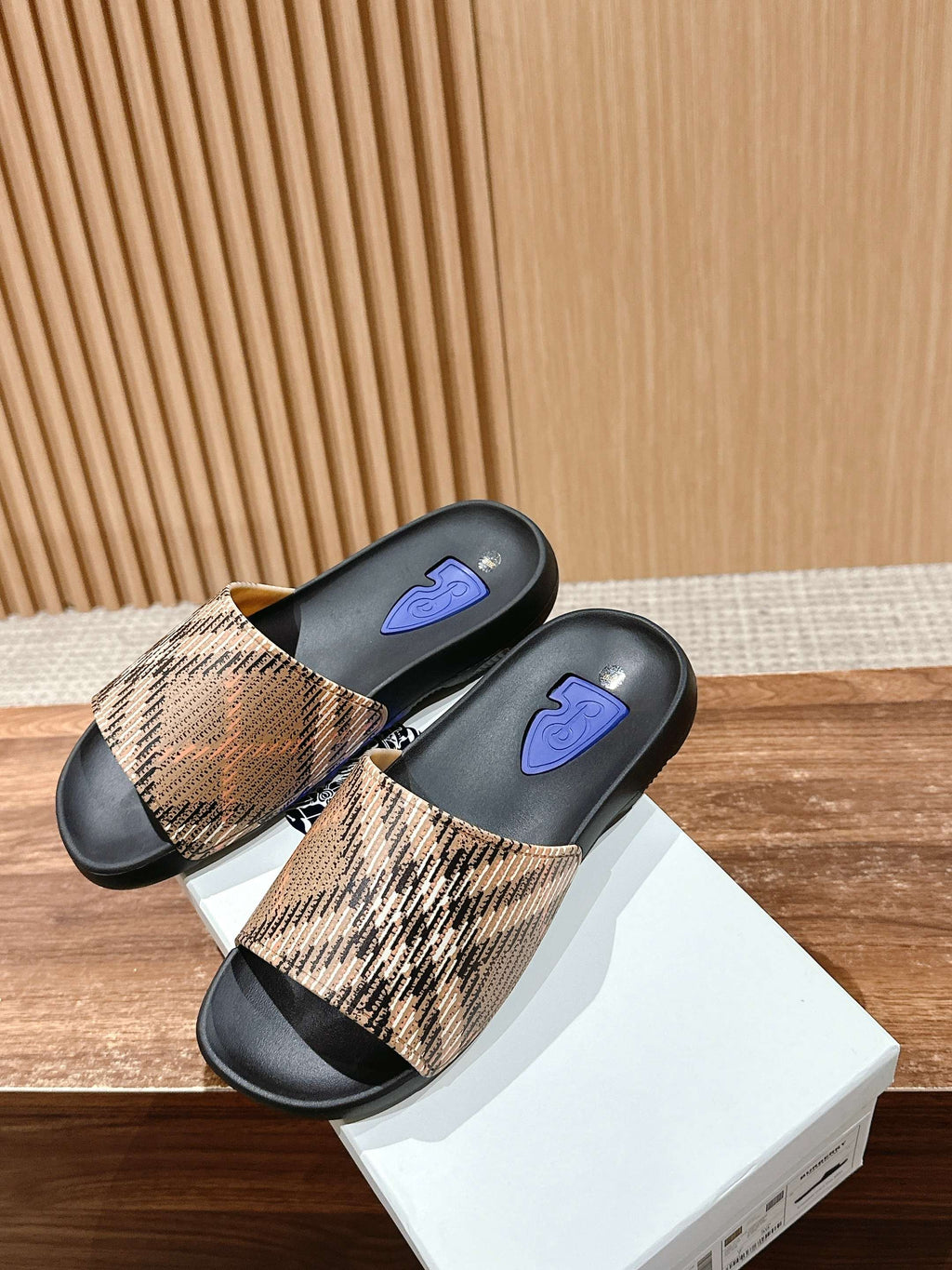 BURBERRY 26S SLIDE SANDALS IN BLACK AND BEIGE CALFSKIN