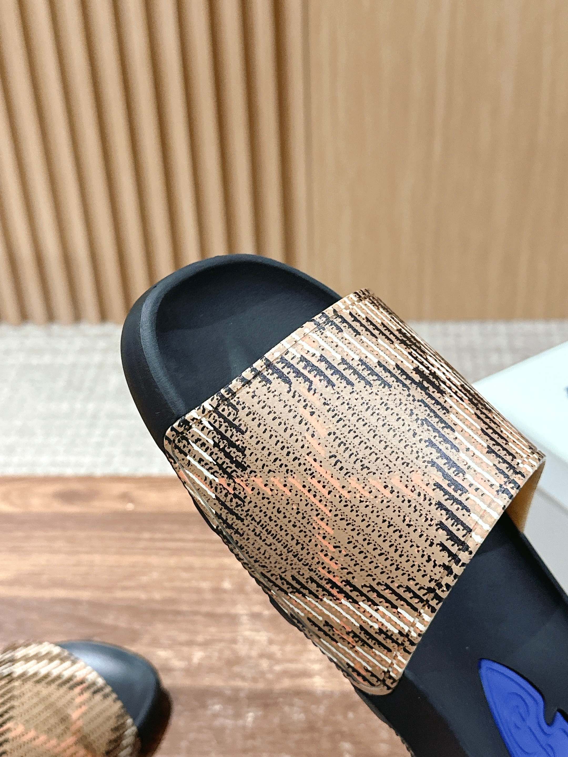 BURBERRY 26S SLIDE SANDALS IN BLACK AND BEIGE CALFSKIN