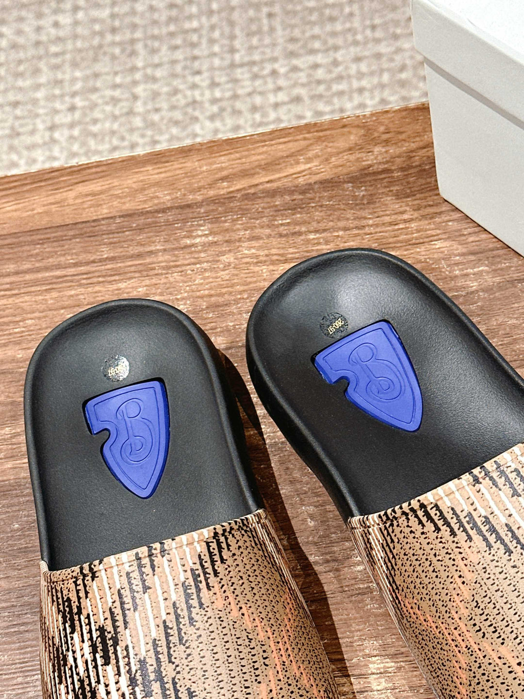 BURBERRY 26S SLIDE SANDALS IN BLACK AND BEIGE CALFSKIN