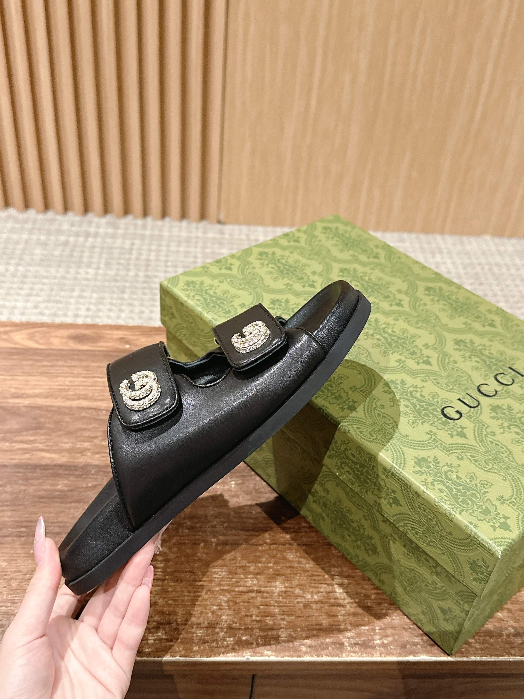 GUCCI 26S DOUBLE-STRAP SANDALS IN BLACK CALFSKIN