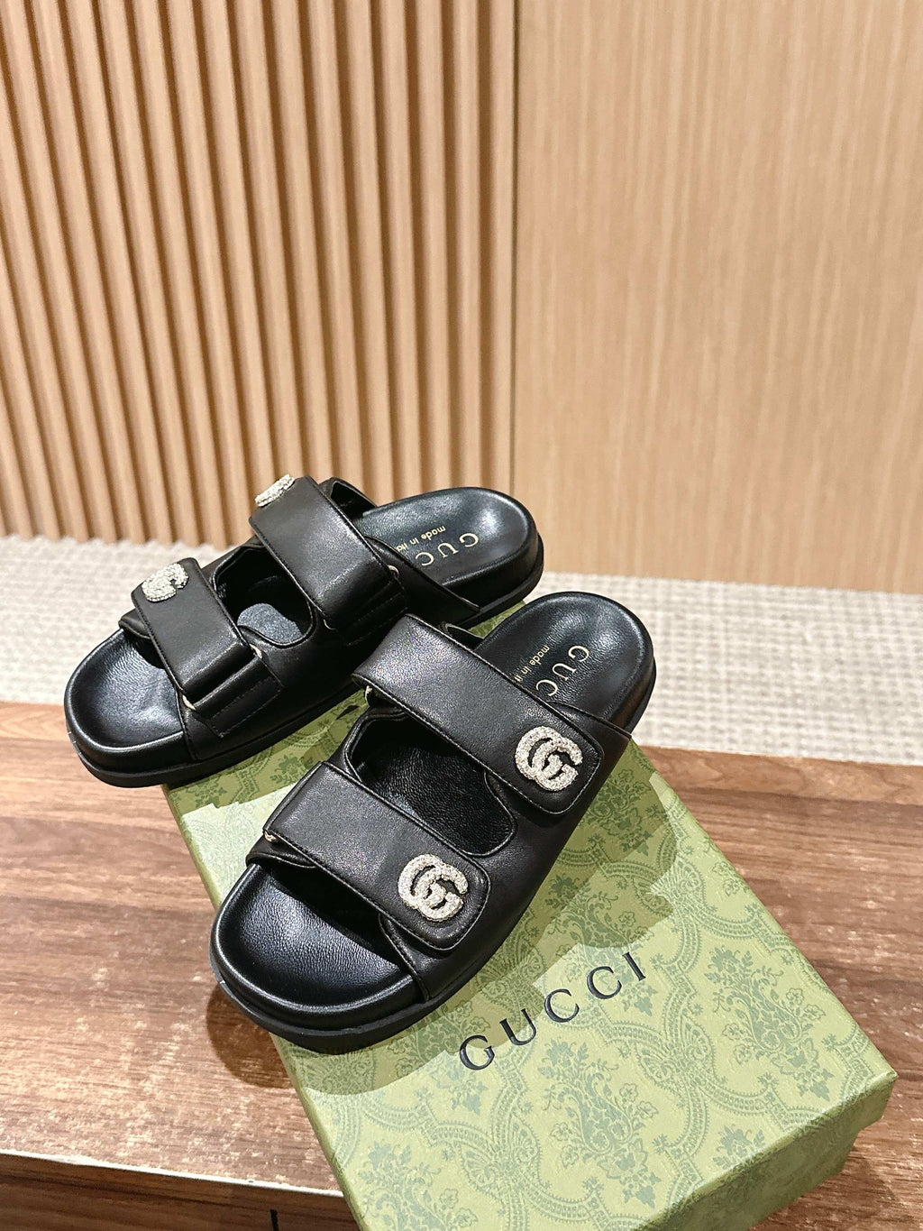 GUCCI 26S DOUBLE-STRAP SANDALS IN BLACK CALFSKIN