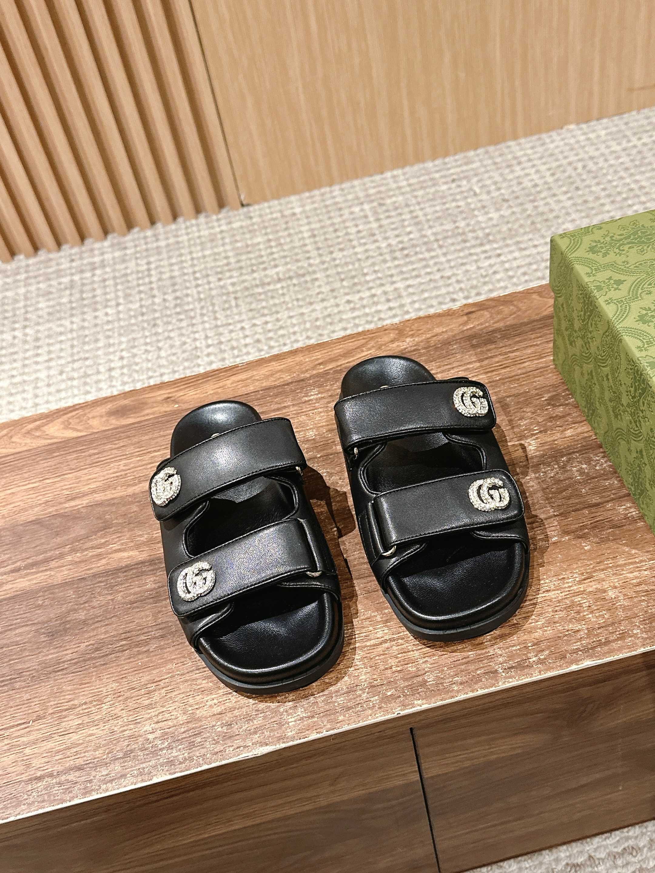 GUCCI 26S DOUBLE-STRAP SANDALS IN BLACK CALFSKIN