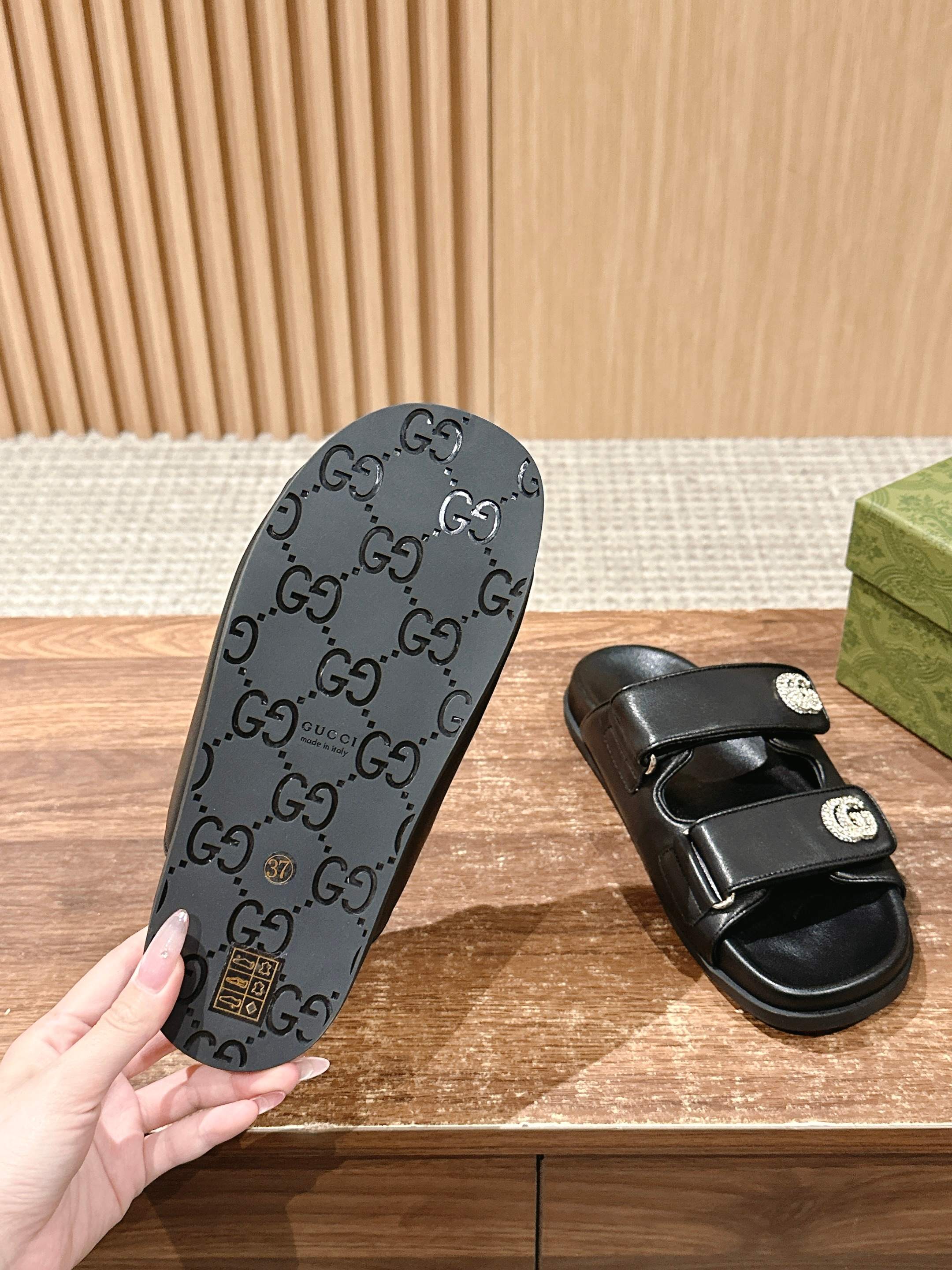 GUCCI 26S DOUBLE-STRAP SANDALS IN BLACK CALFSKIN