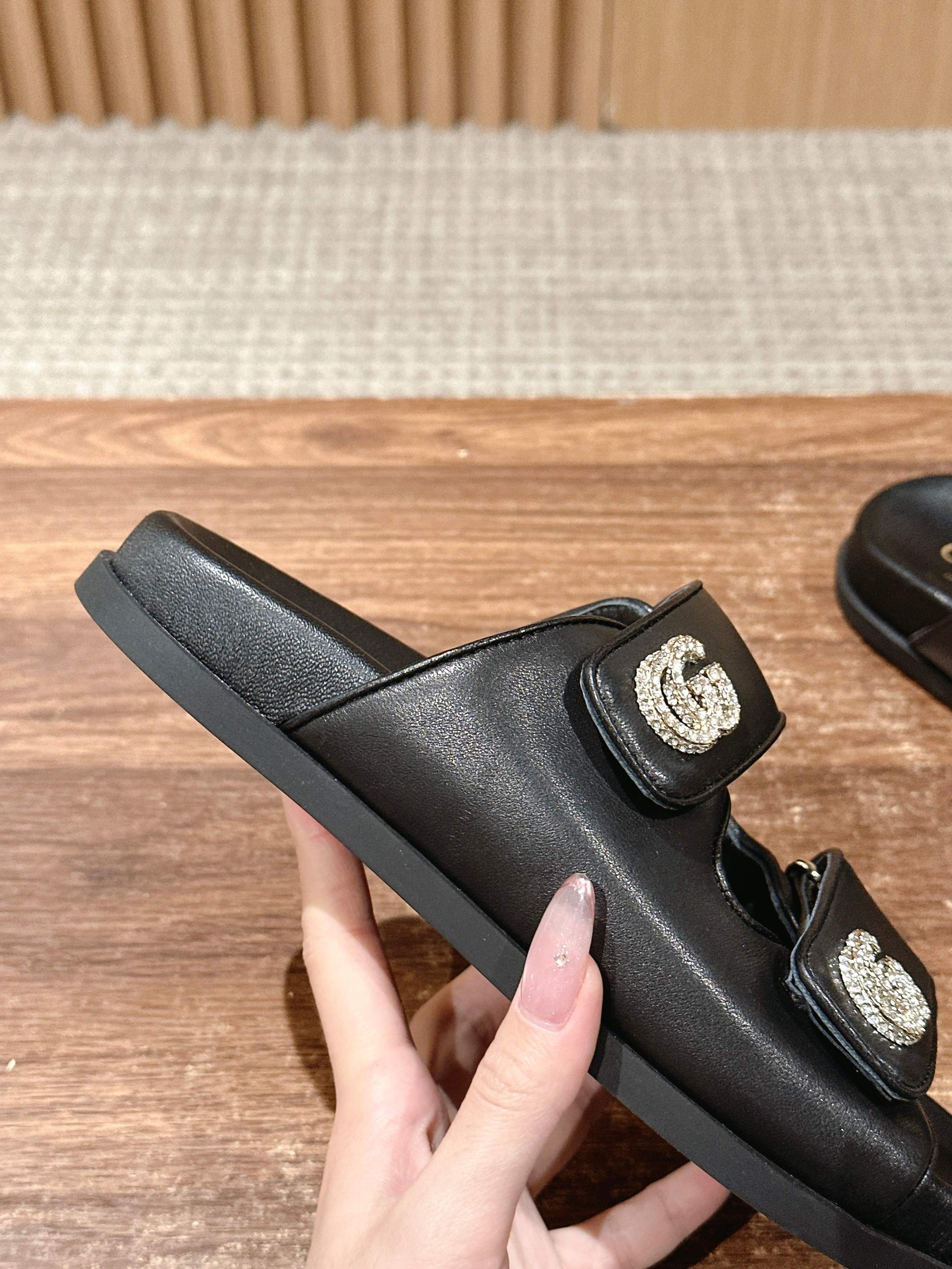 GUCCI 26S DOUBLE-STRAP SANDALS IN BLACK CALFSKIN