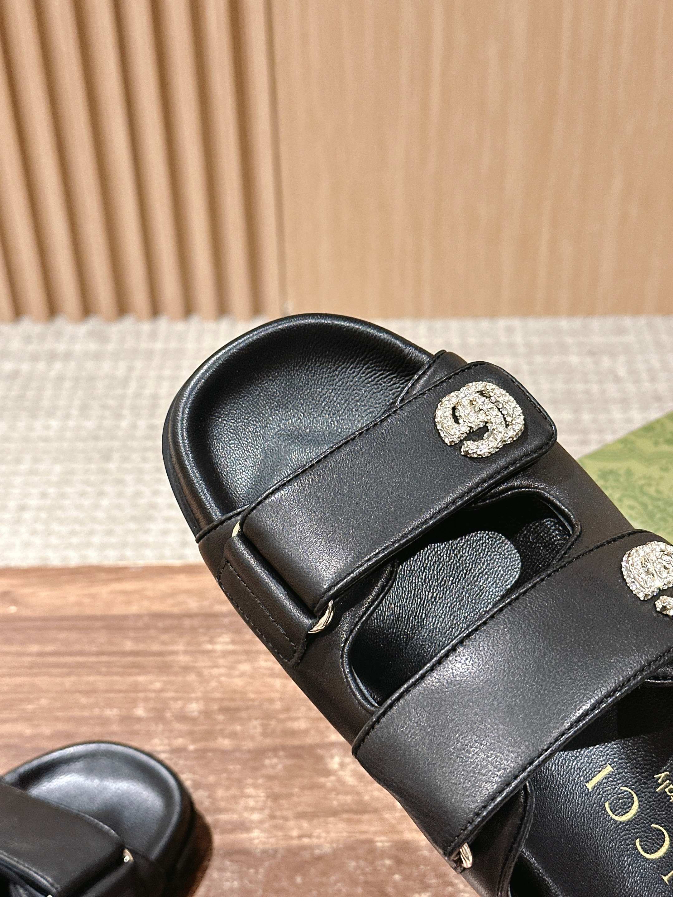 GUCCI 26S DOUBLE-STRAP SANDALS IN BLACK CALFSKIN
