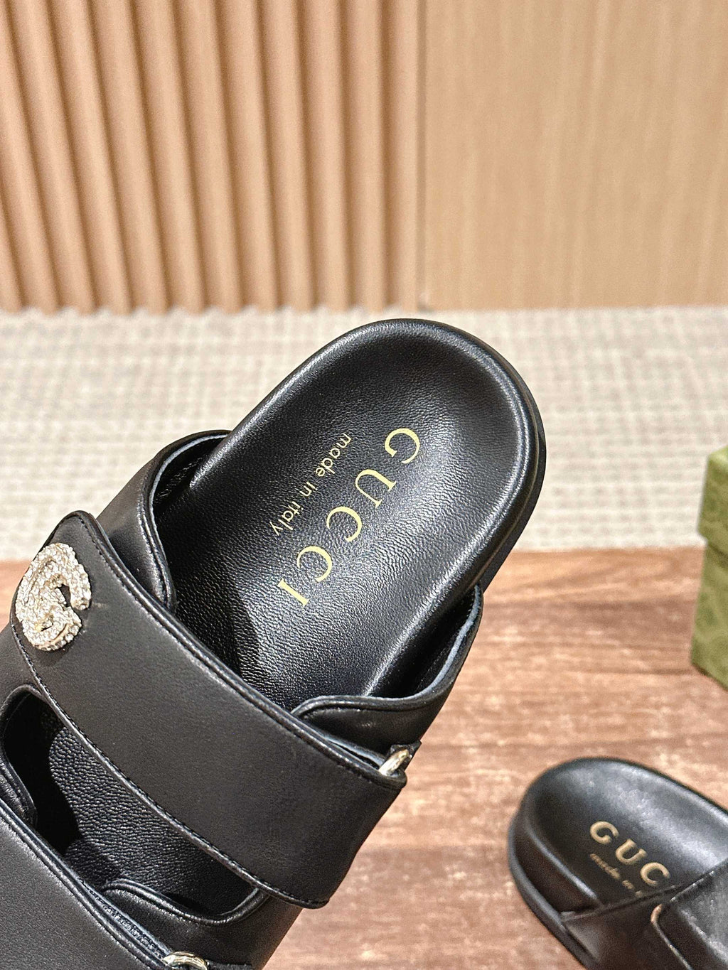 GUCCI 26S DOUBLE-STRAP SANDALS IN BLACK CALFSKIN