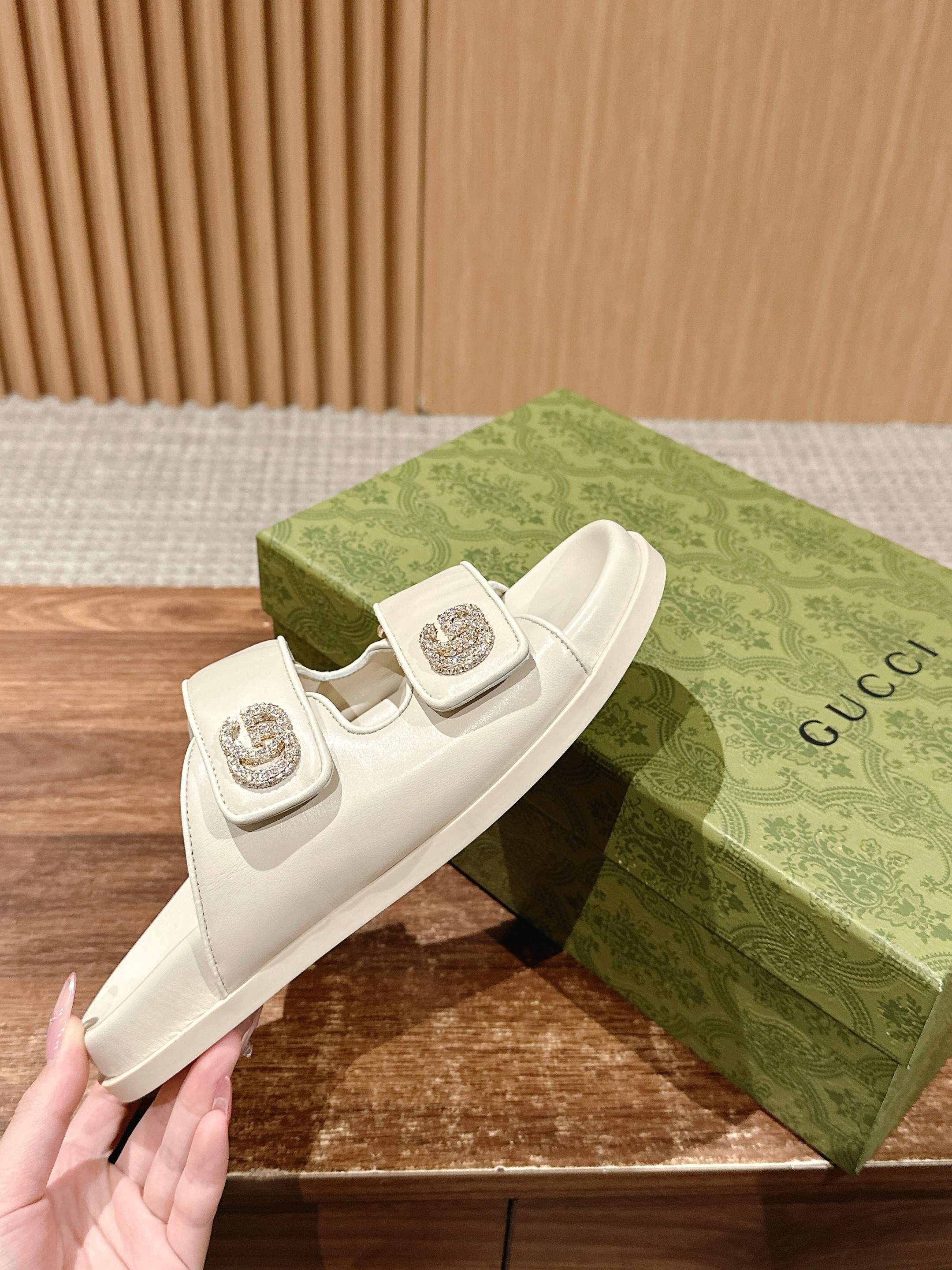 GUCCI 26S DOUBLE-STRAP SANDALS IN CREAM BEIGE CALFSKIN