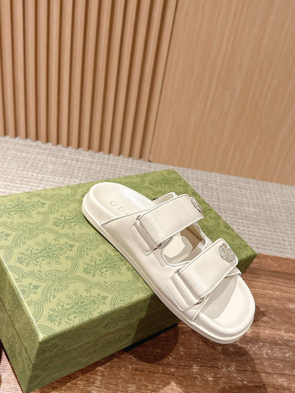 GUCCI 26S DOUBLE-STRAP SANDALS IN CREAM BEIGE CALFSKIN