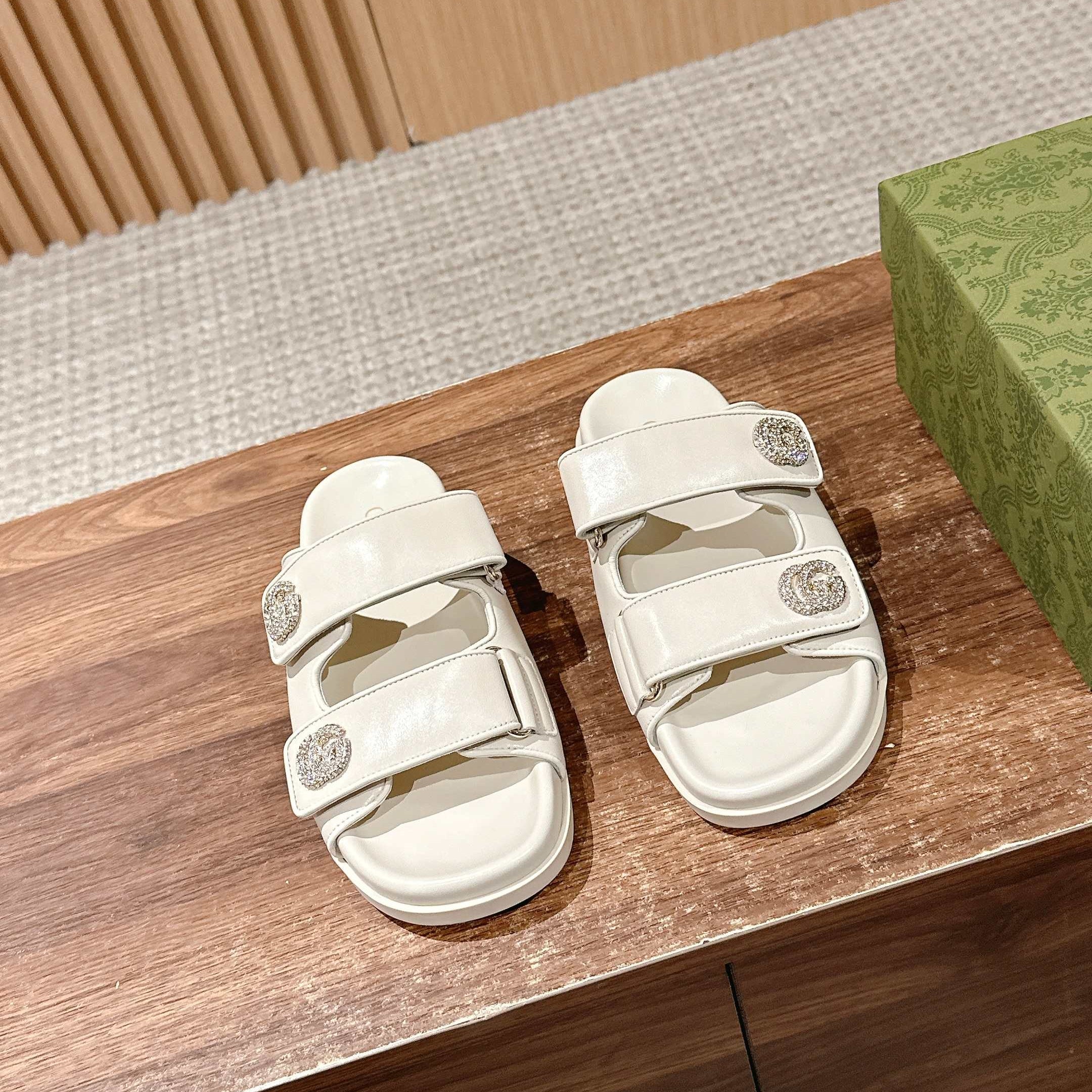 GUCCI 26S DOUBLE-STRAP SANDALS IN CREAM BEIGE CALFSKIN