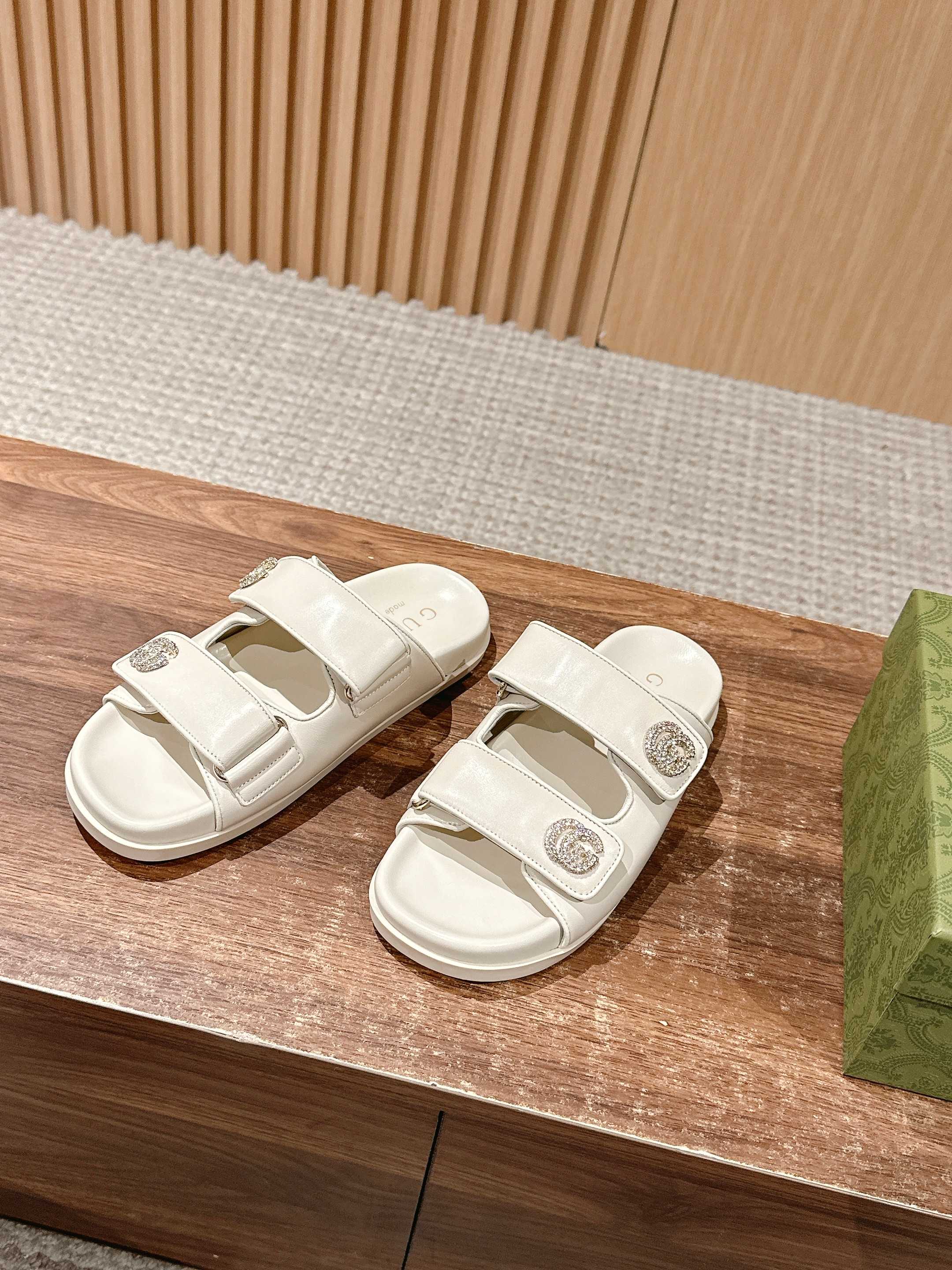 GUCCI 26S DOUBLE-STRAP SANDALS IN CREAM BEIGE CALFSKIN