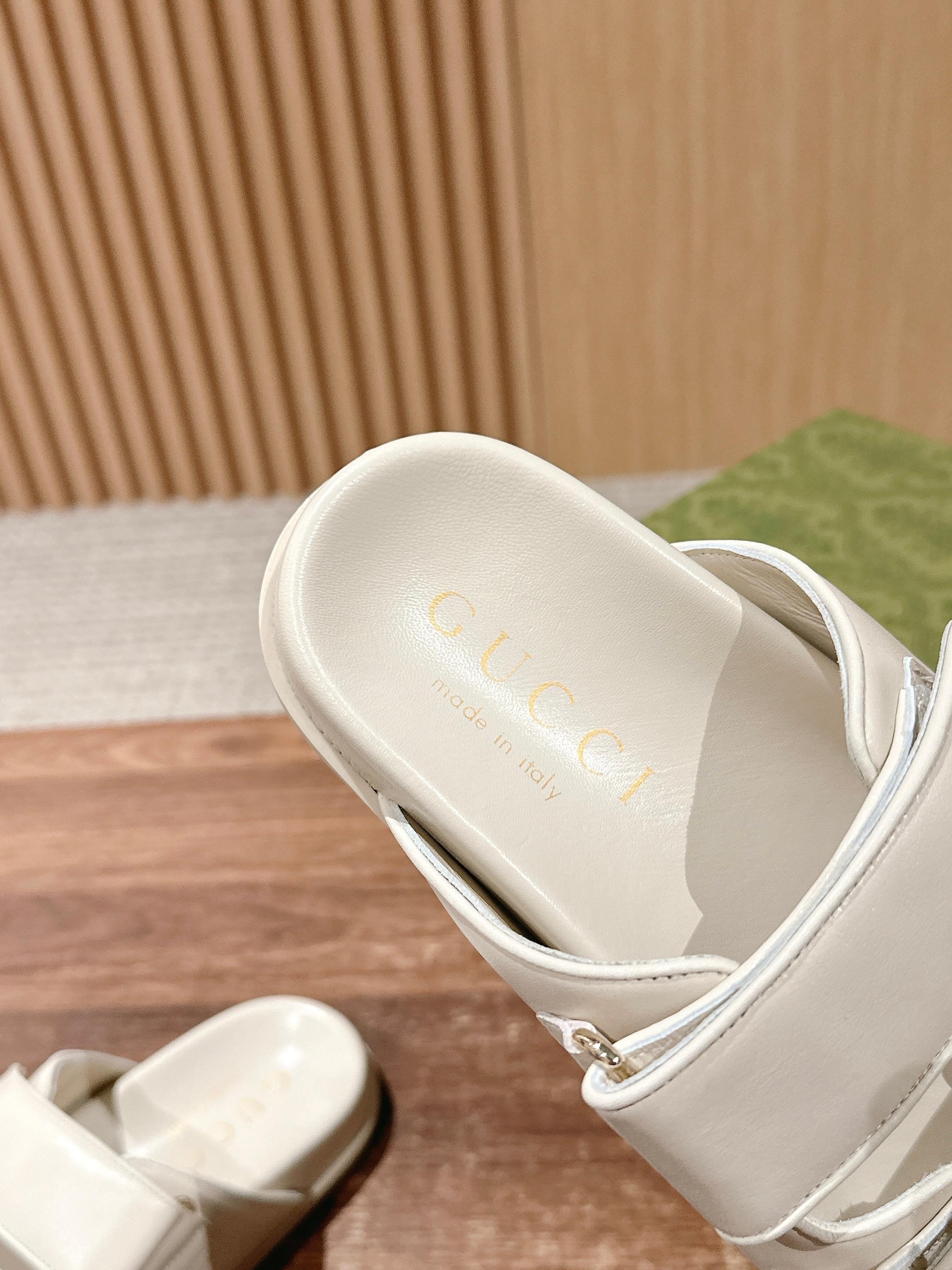 GUCCI 26S DOUBLE-STRAP SANDALS IN CREAM BEIGE CALFSKIN