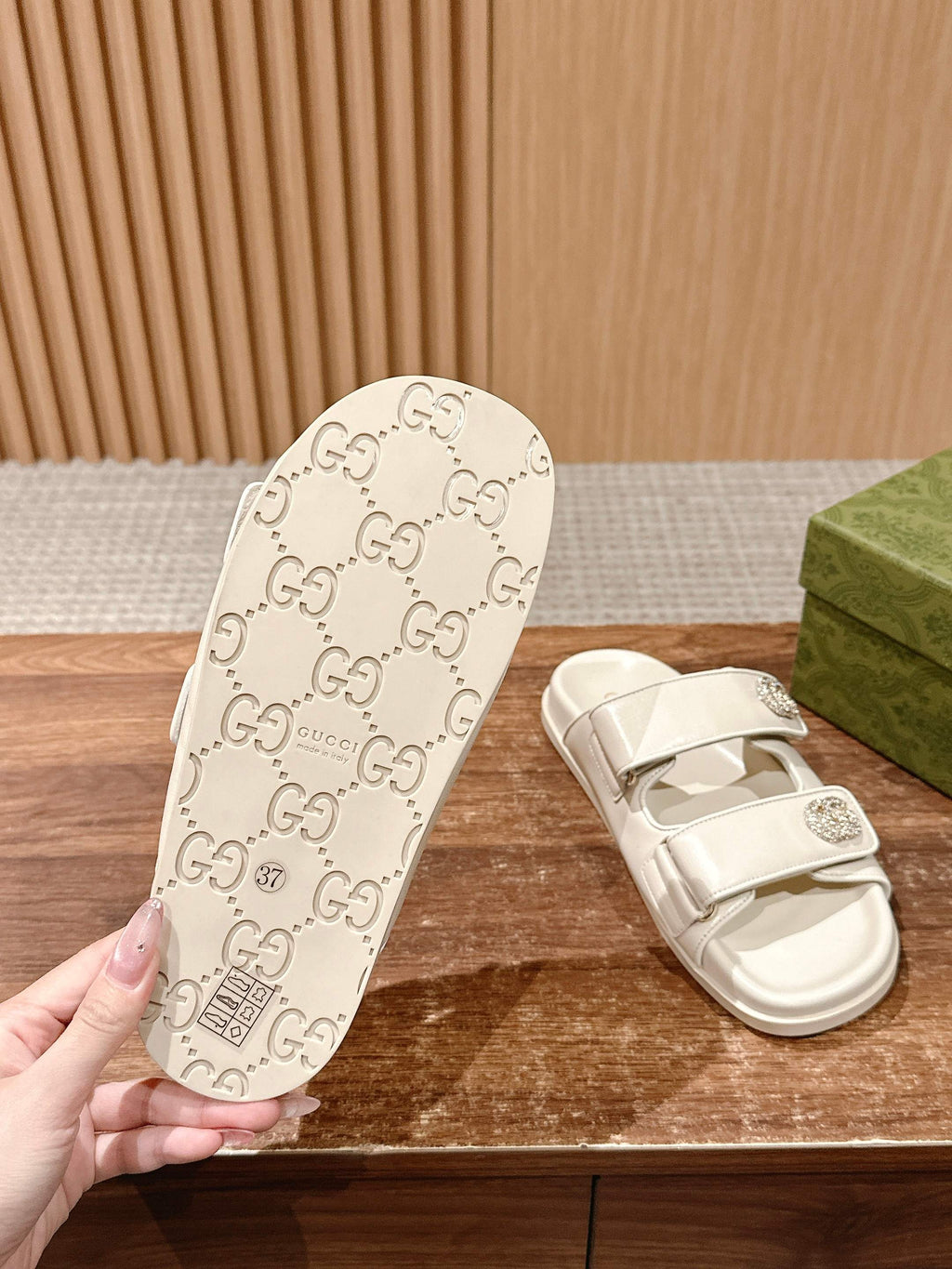 GUCCI 26S DOUBLE-STRAP SANDALS IN CREAM BEIGE CALFSKIN
