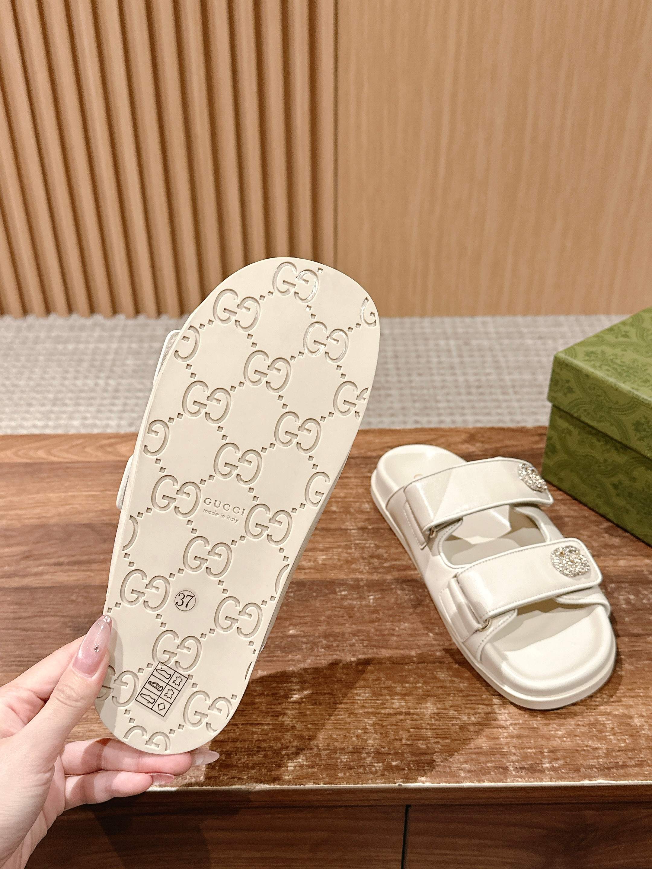 GUCCI 26S DOUBLE-STRAP SANDALS IN CREAM BEIGE CALFSKIN
