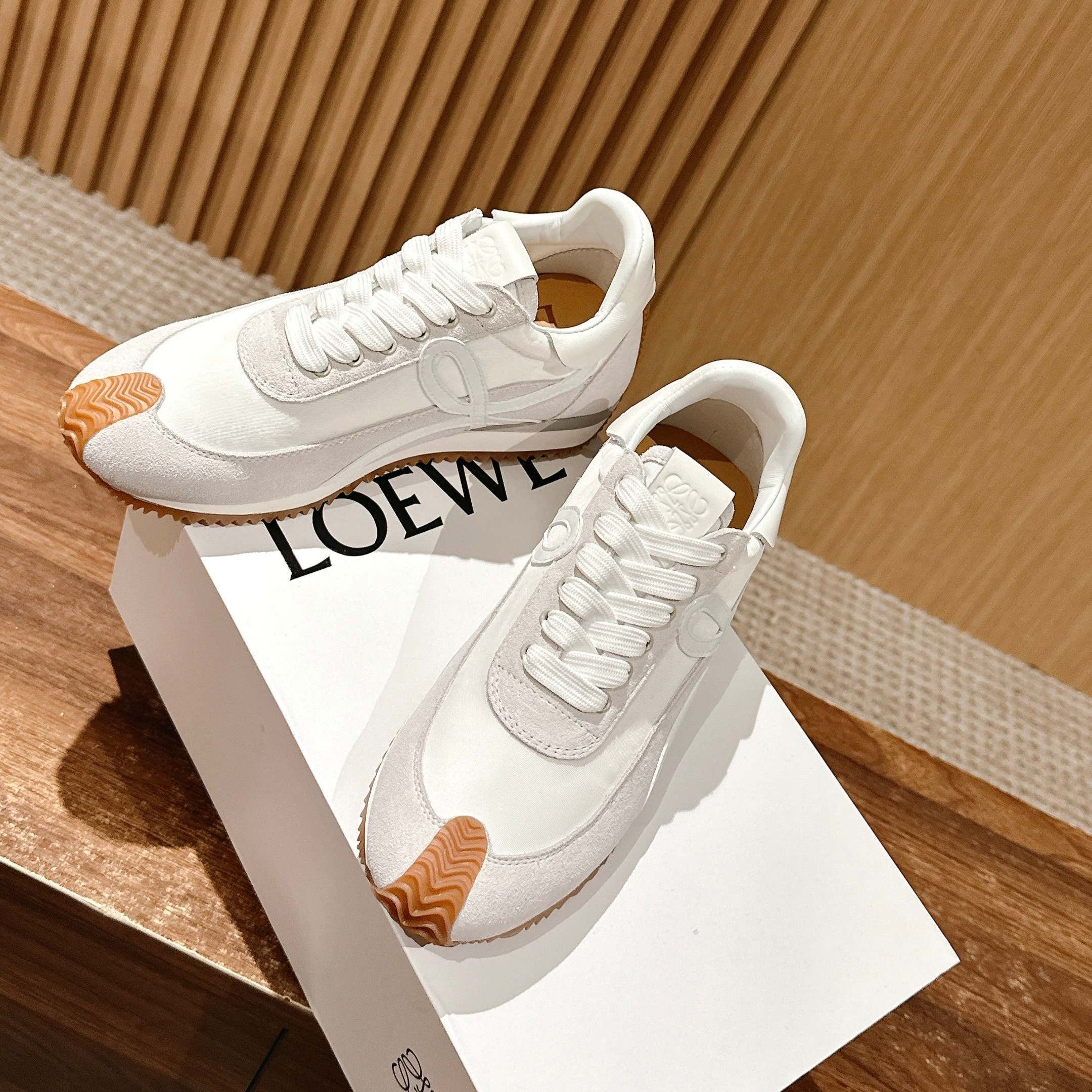 FLOW RUNNER SNEAKER IN LIGHT GRAY SUEDE AND WHITE SHEEPSKIN