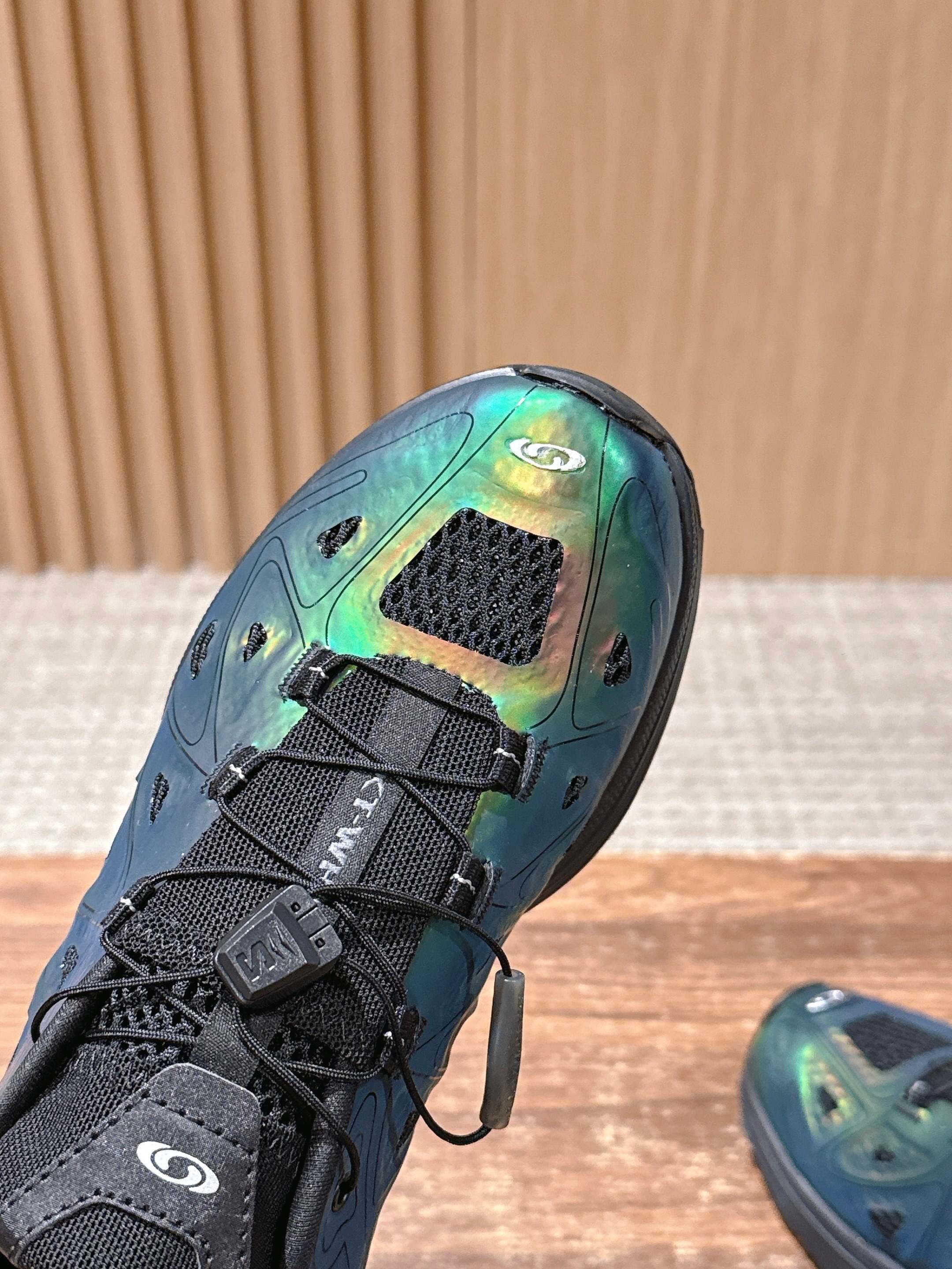 ALO 25S SALOMON XT WHISPER IN BLACK MESH FABRIC AND GREEN LAMBSKIN