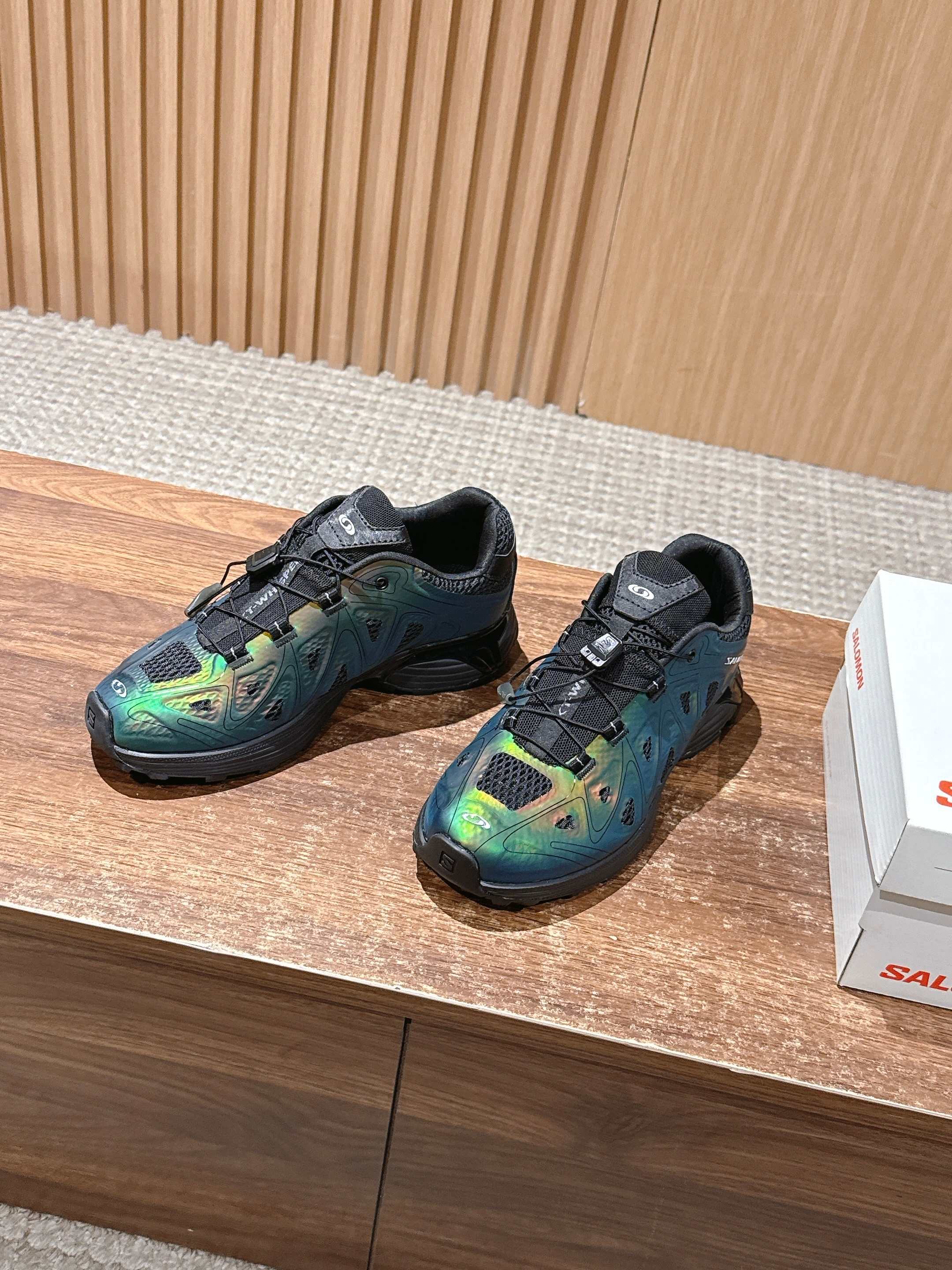 ALO 25S SALOMON XT WHISPER IN BLACK MESH FABRIC AND GREEN LAMBSKIN